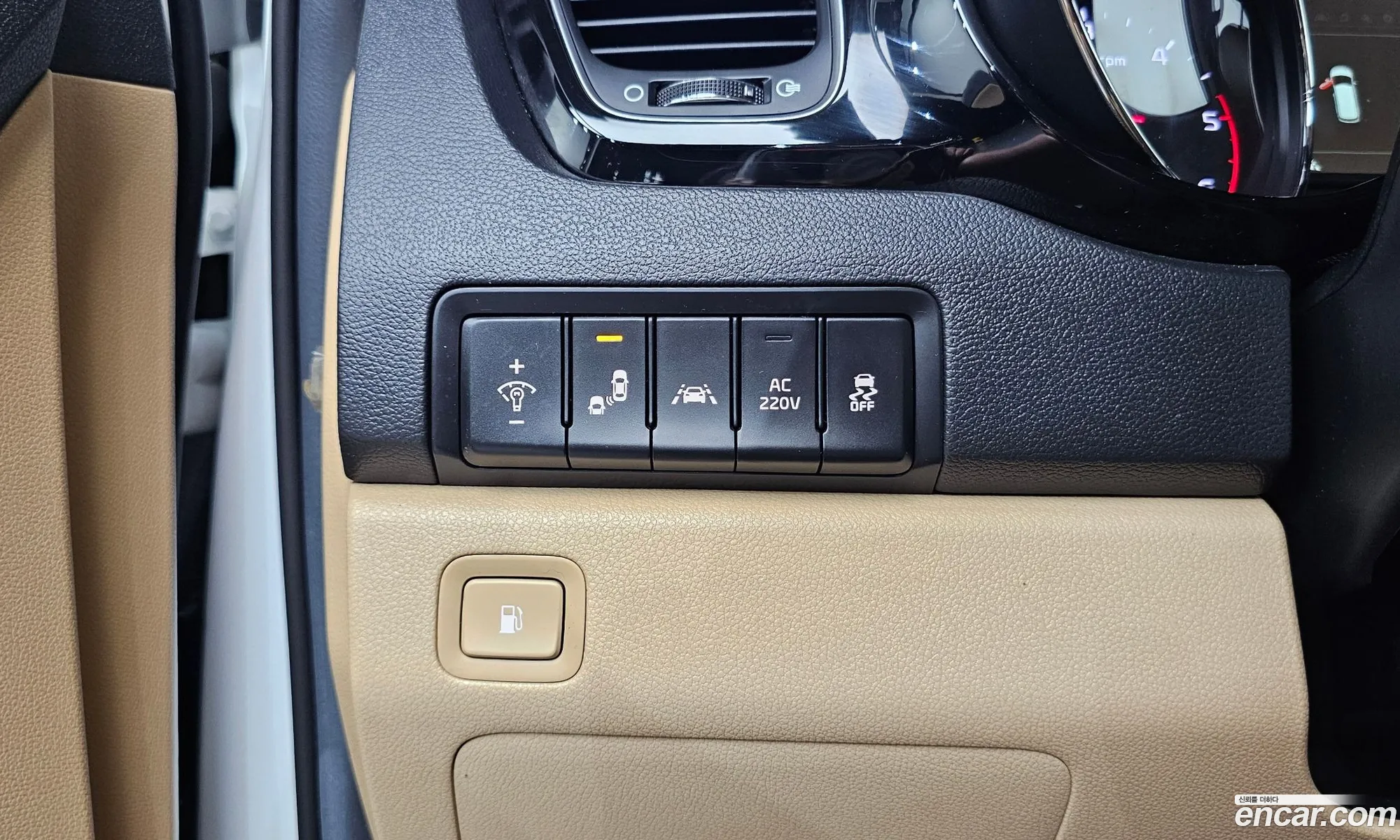 Kia Carnival 2017 KNAMC81ABJS386892 — 6