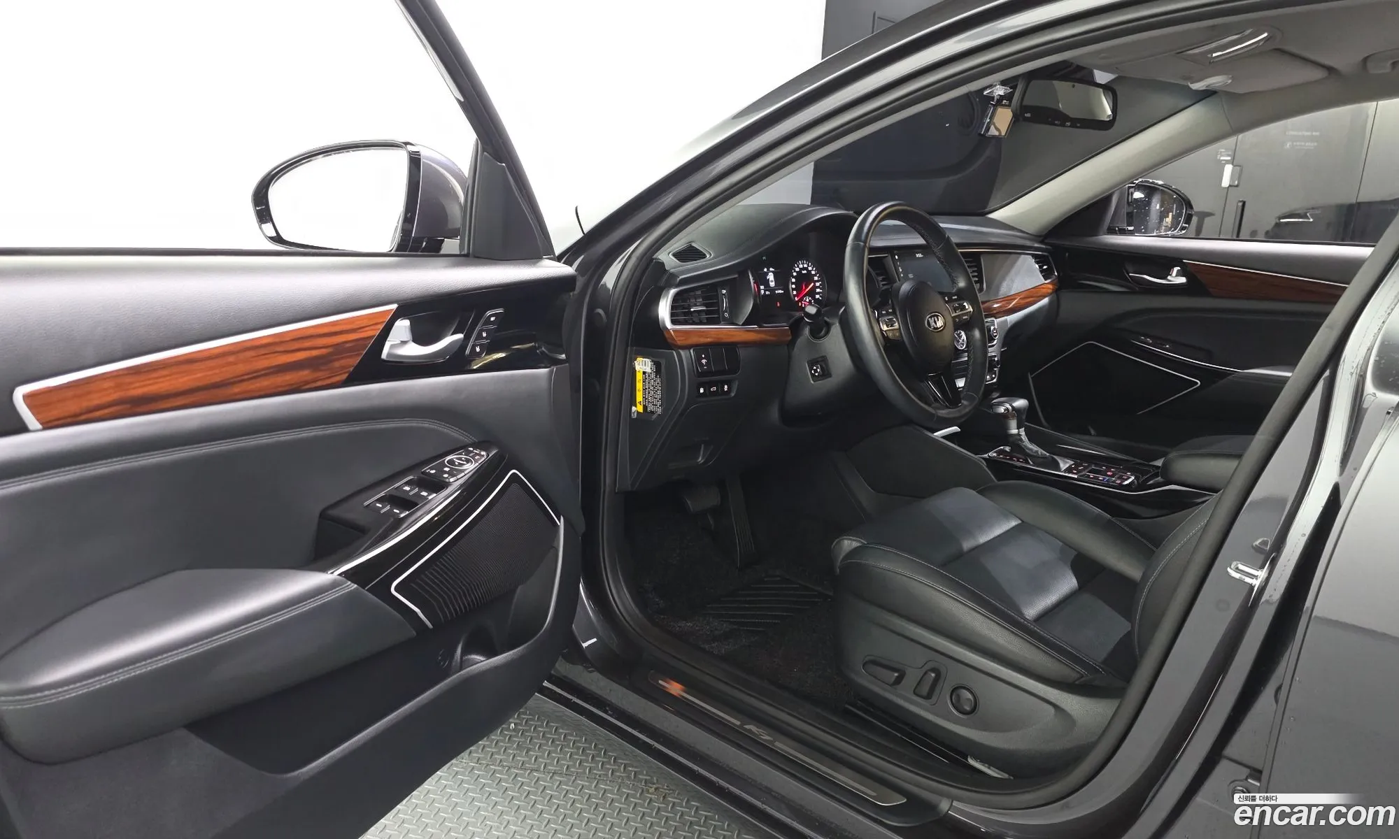 Kia K7 2016 KNALB415BGA050992 — 17