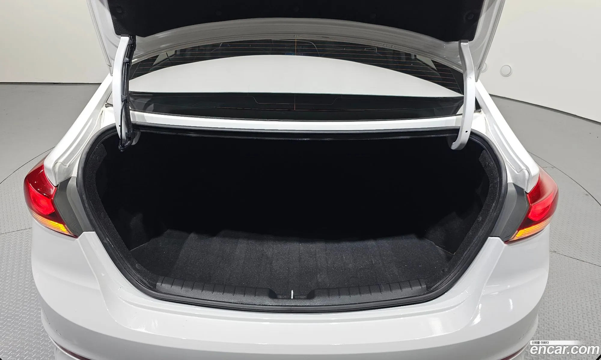 Hyundai Elantra AD 2016 — 25