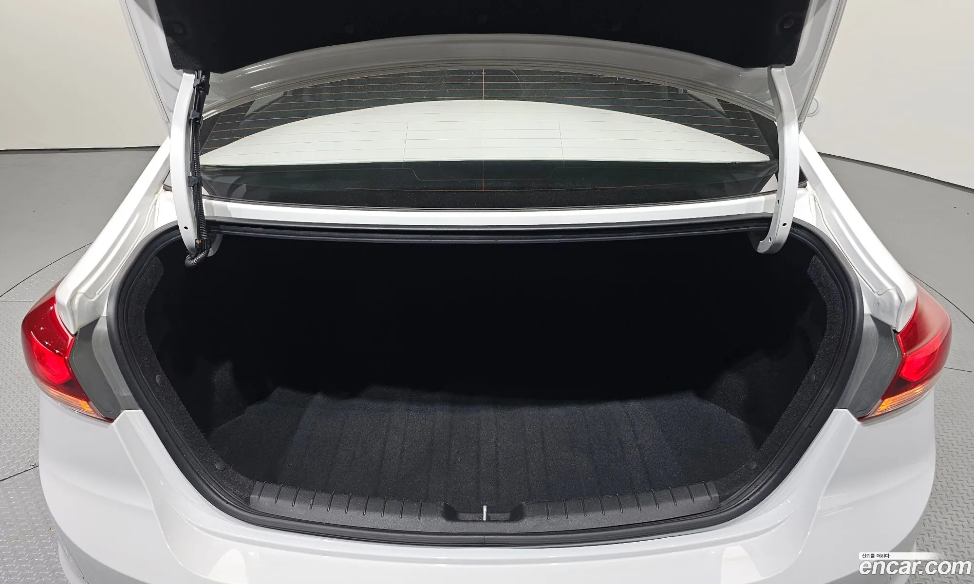 Hyundai Elantra AD 2017 KMHD741DBJU447619 — 3
