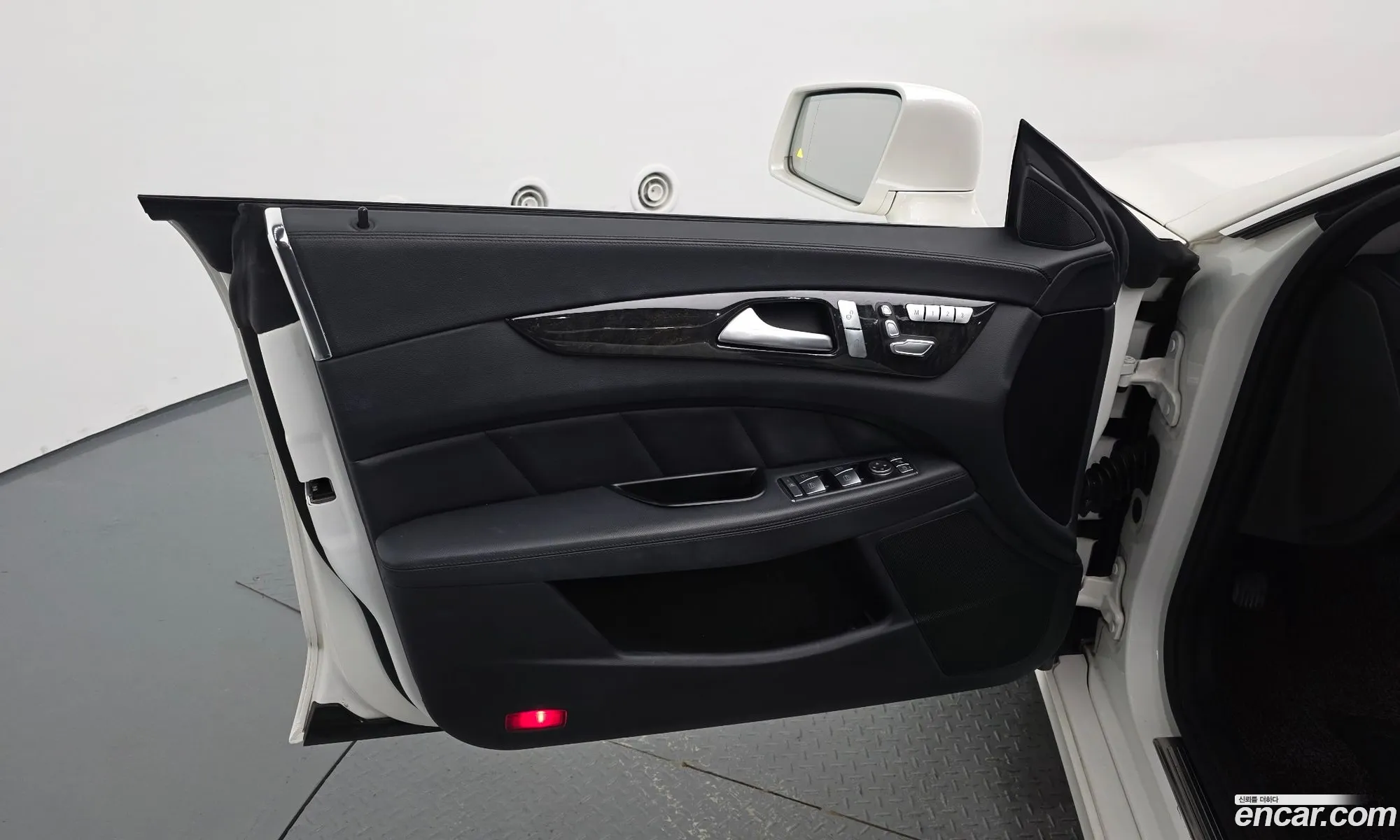 Mercedes-Benz CLS-Class W218 2016 — 24
