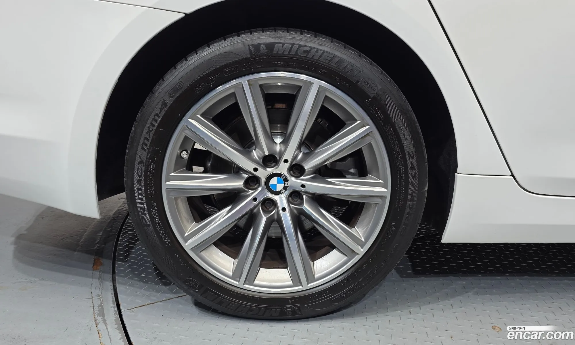 BMW 5 Series 2018 WBAJK7104JBH23636 — 18