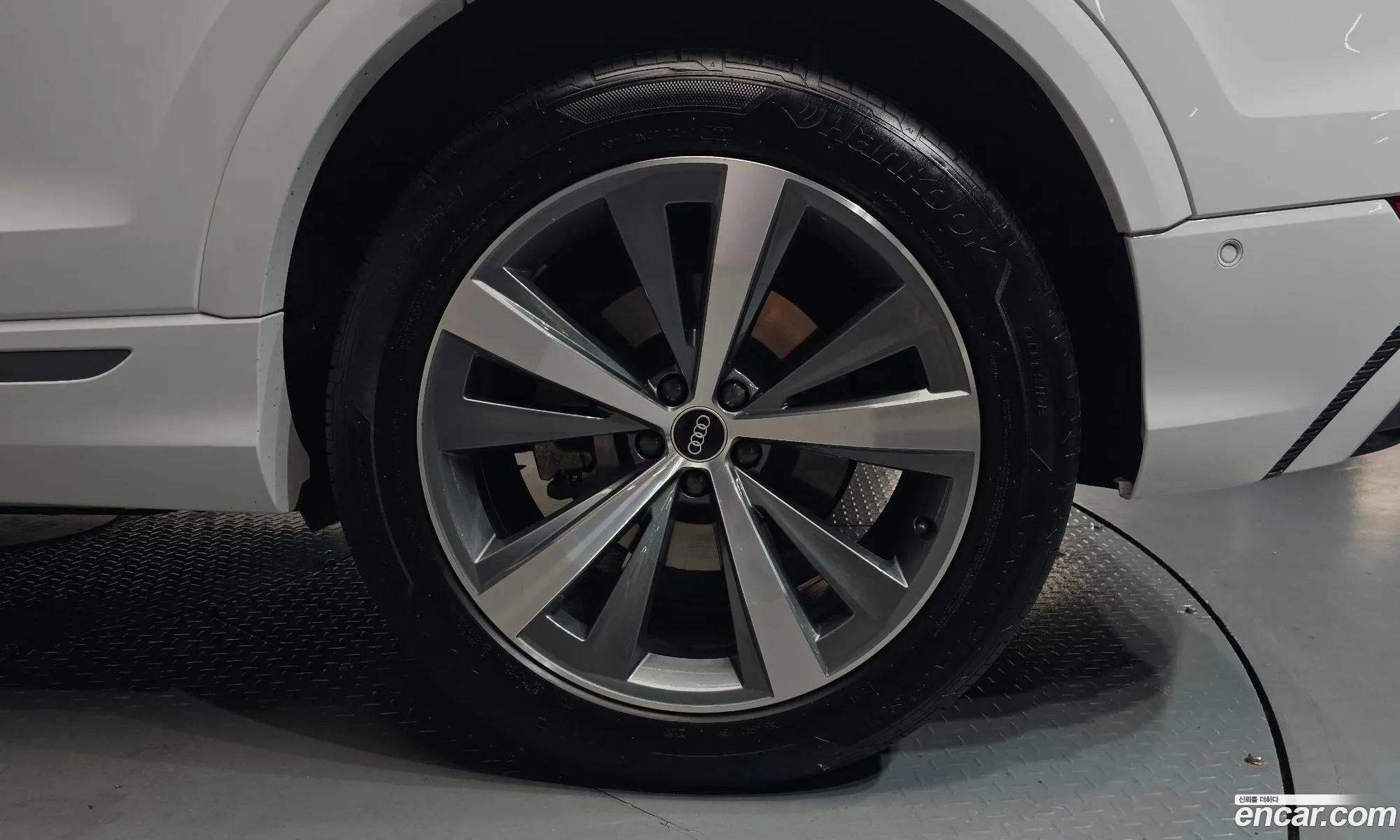 Audi Q8 2021 WAUZZZF14MD041180 — 24