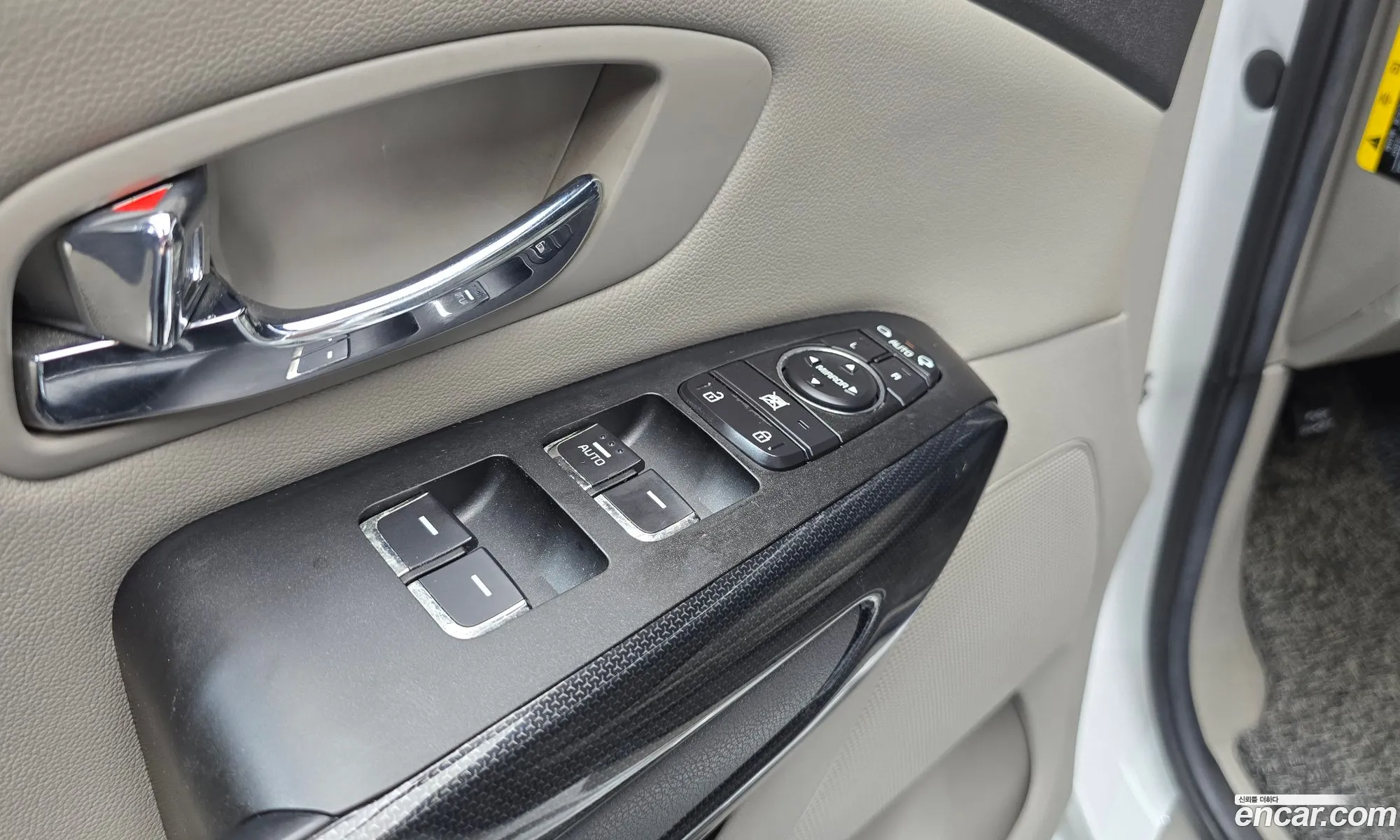 Kia Carnival 2018 KNAMC81ABJS425302 — 12