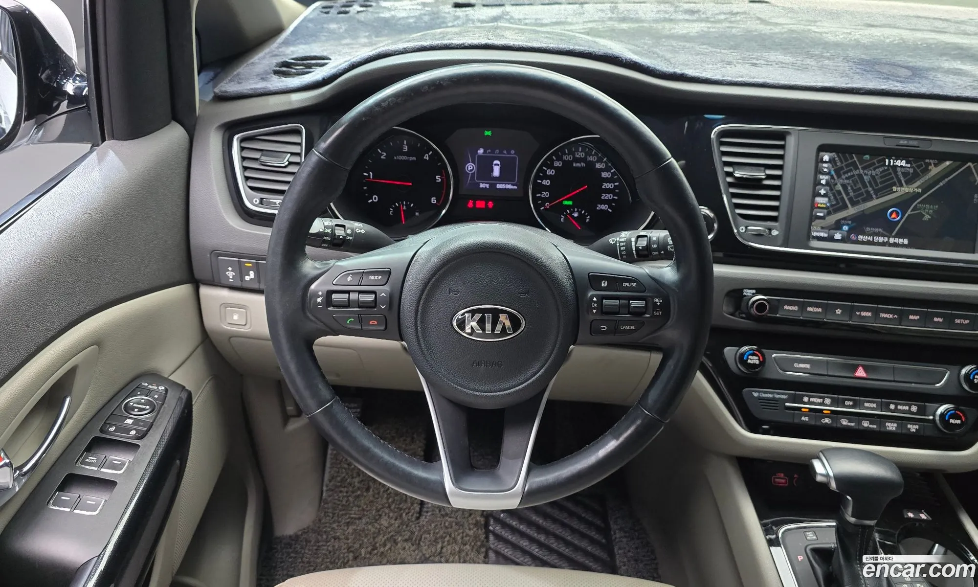 Kia Carnival 2018 KNAMC81ABJS425302 — 6