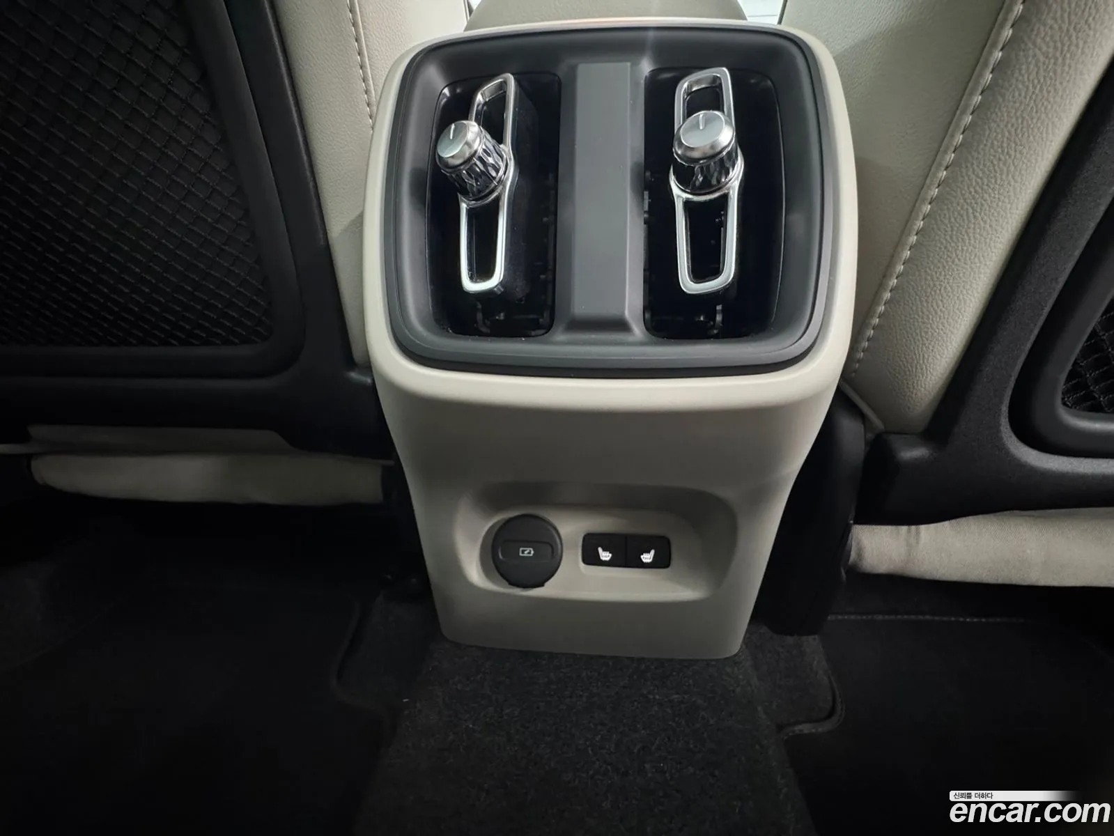 Volvo XC40 2025 — 2