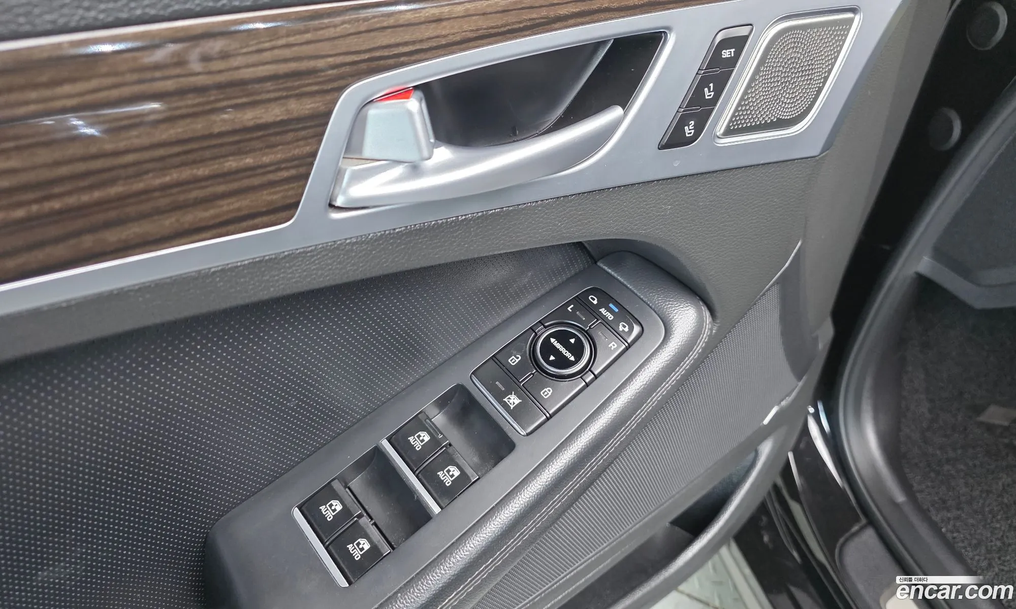 Genesis G80 2017 KMHGM41DDJU265319 — 2