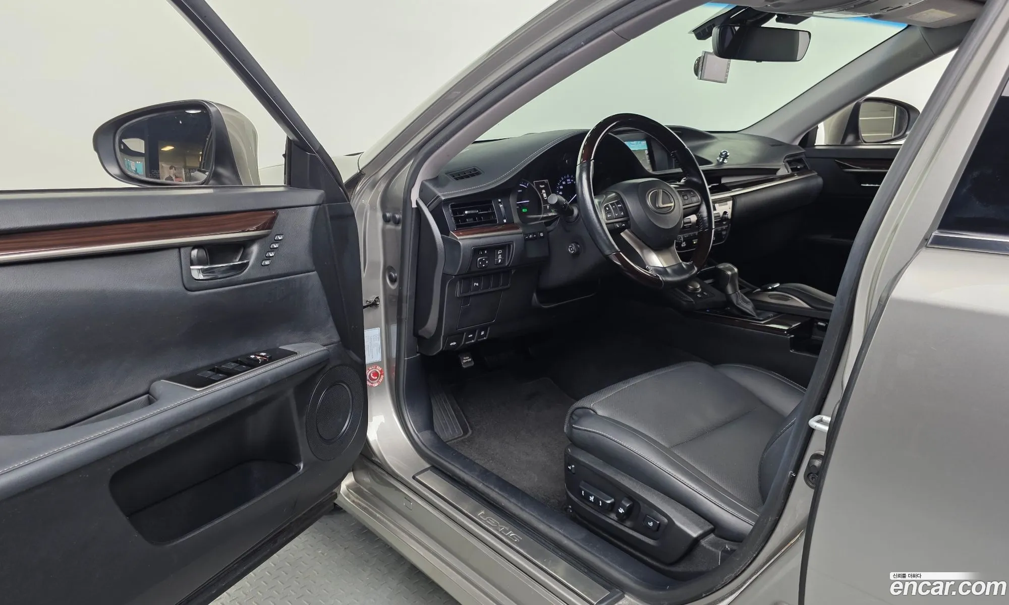 Lexus ES300h 2017 — 15