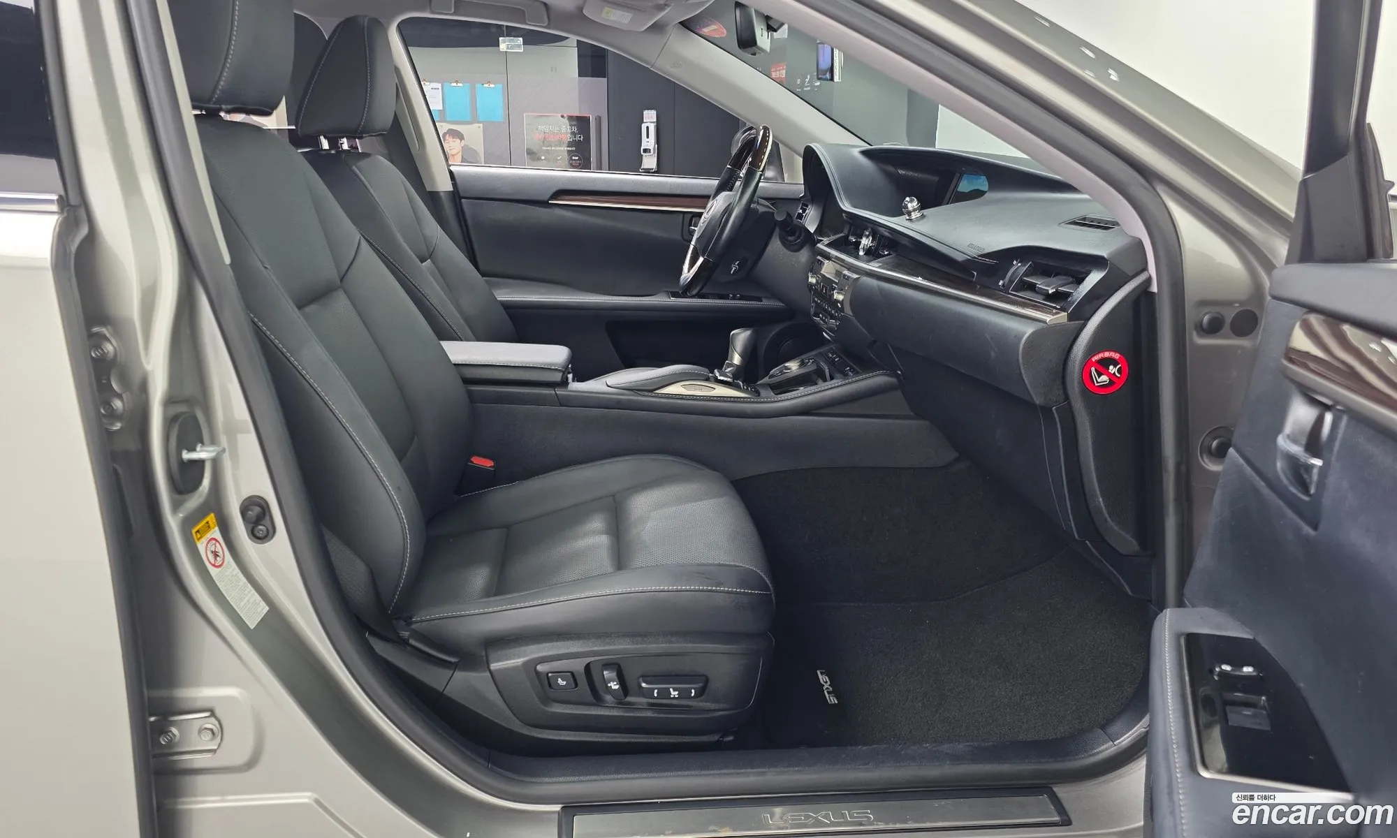 Lexus ES300h 2017 — 13