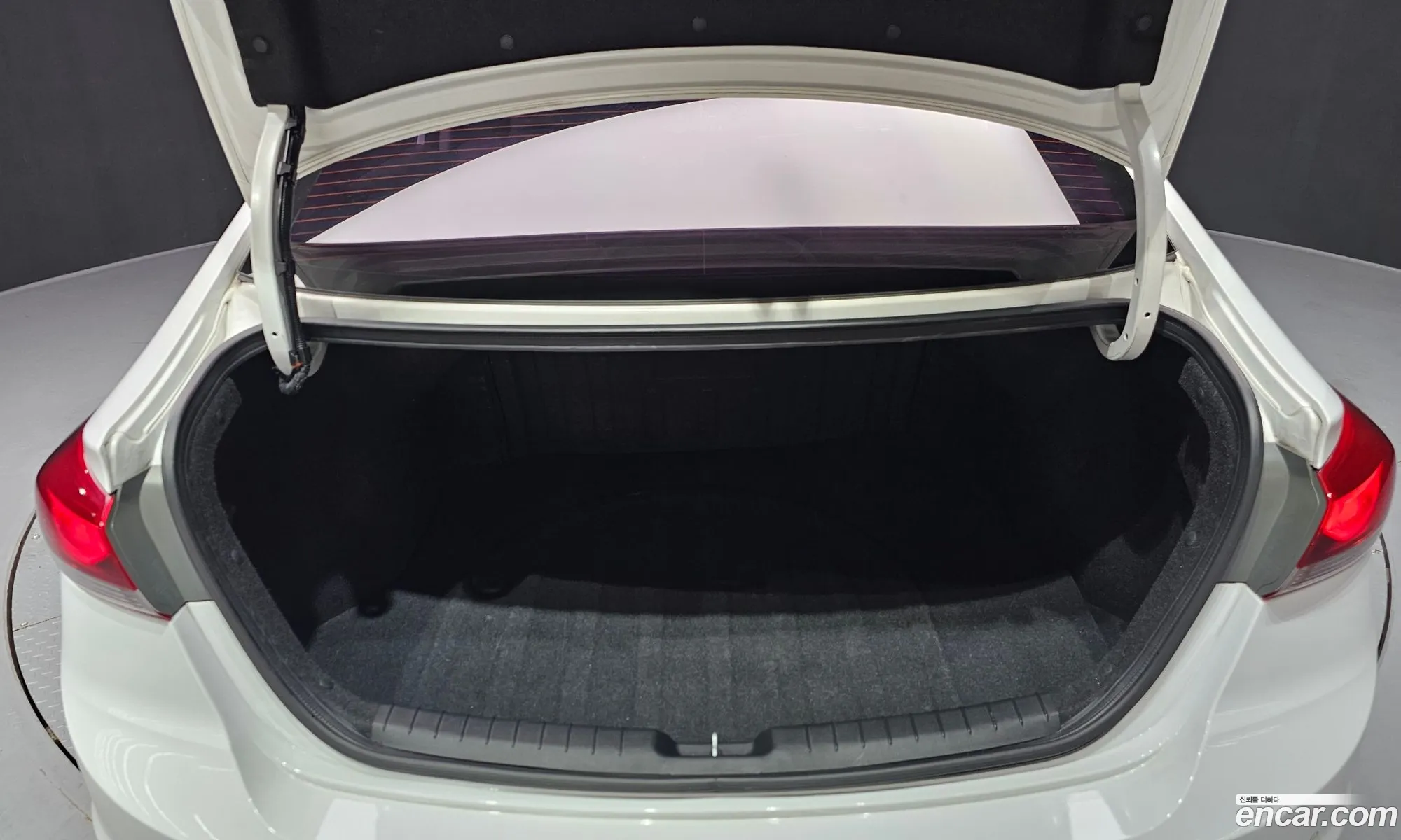 Hyundai Elantra AD 2018 — 18