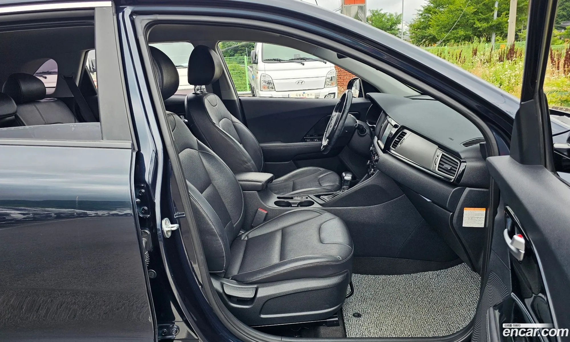 Kia Niro 2016 KNACB81CGHA022692 — 18