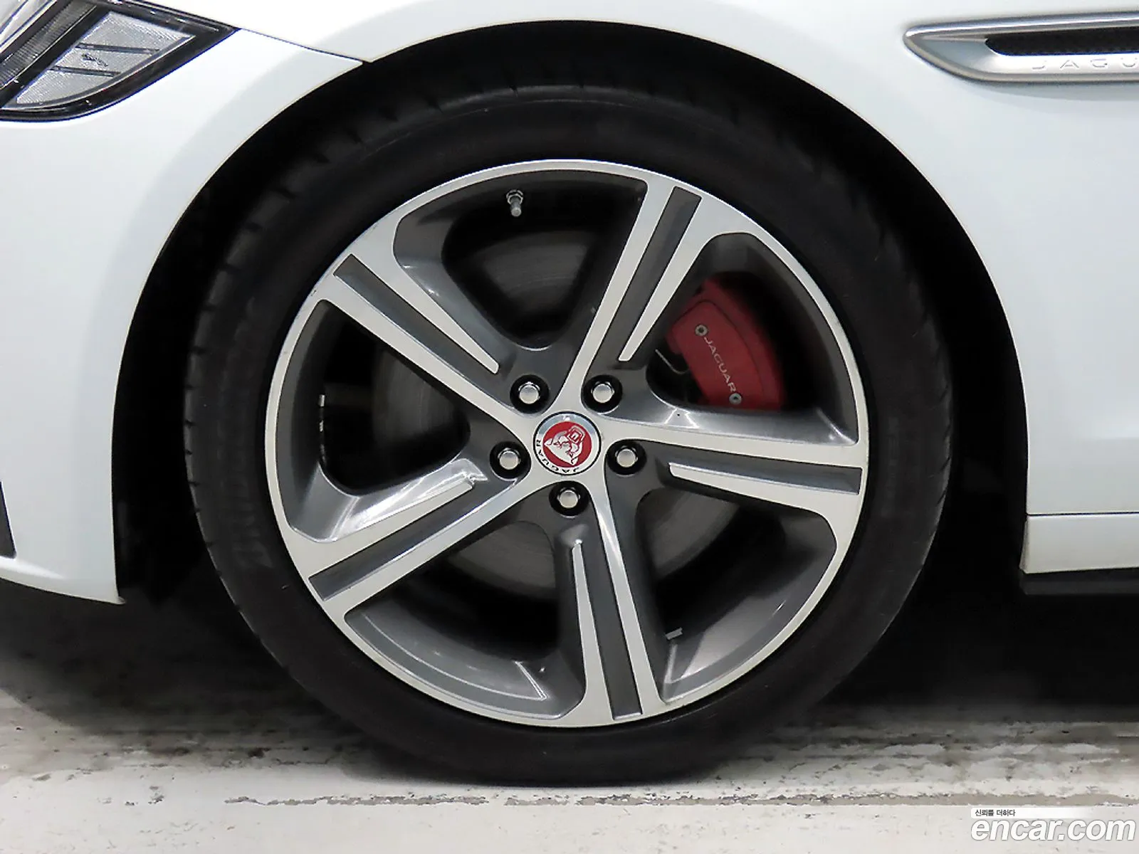 Jaguar XF 2017 — 12