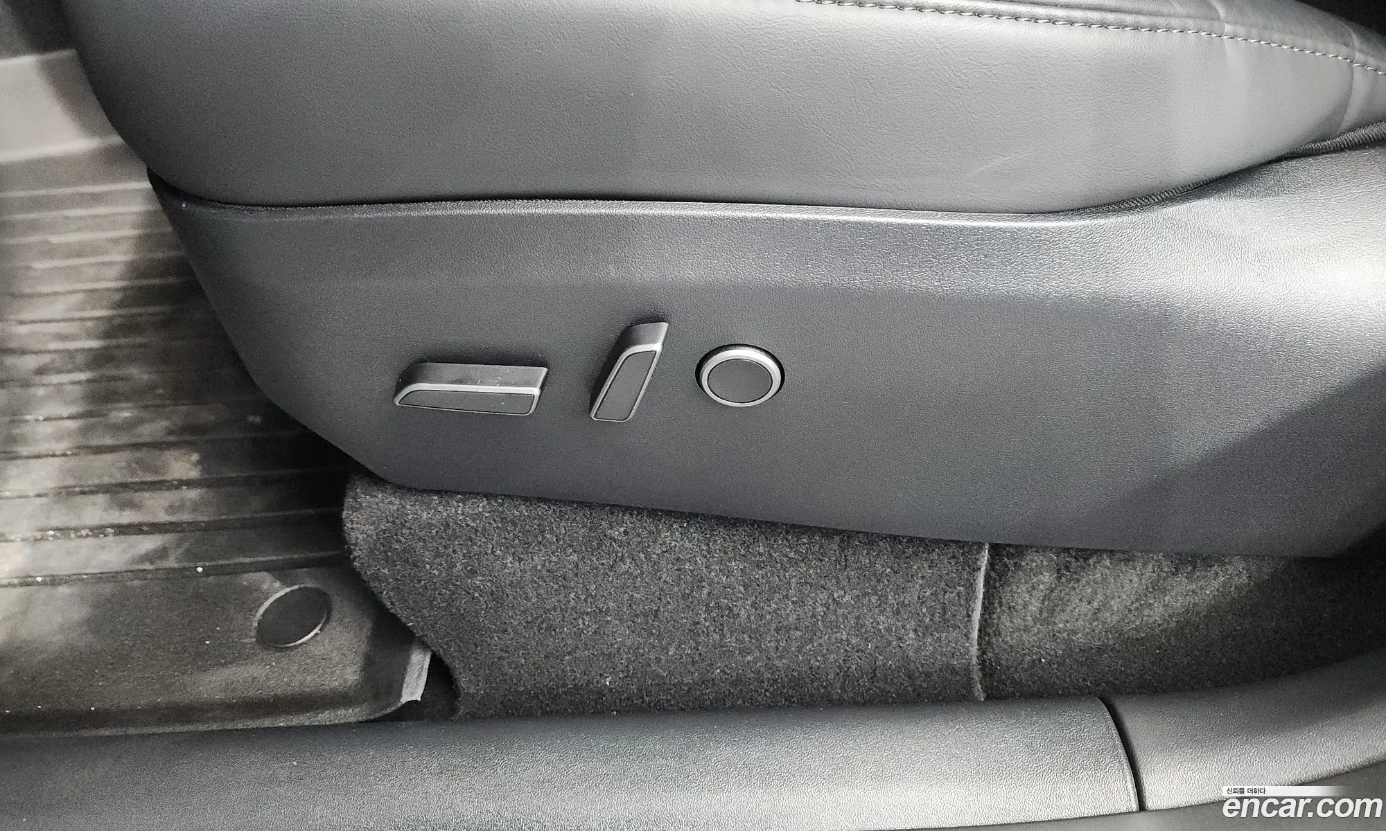 Tesla Model Y 2024 LRWYGCFS1RC424918 — 32
