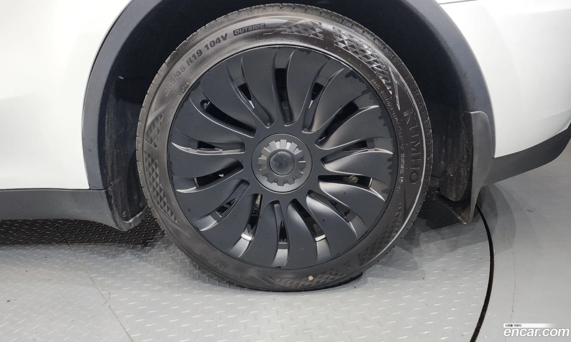 Tesla Model Y 2024 LRWYGCFS1RC424918 — 5