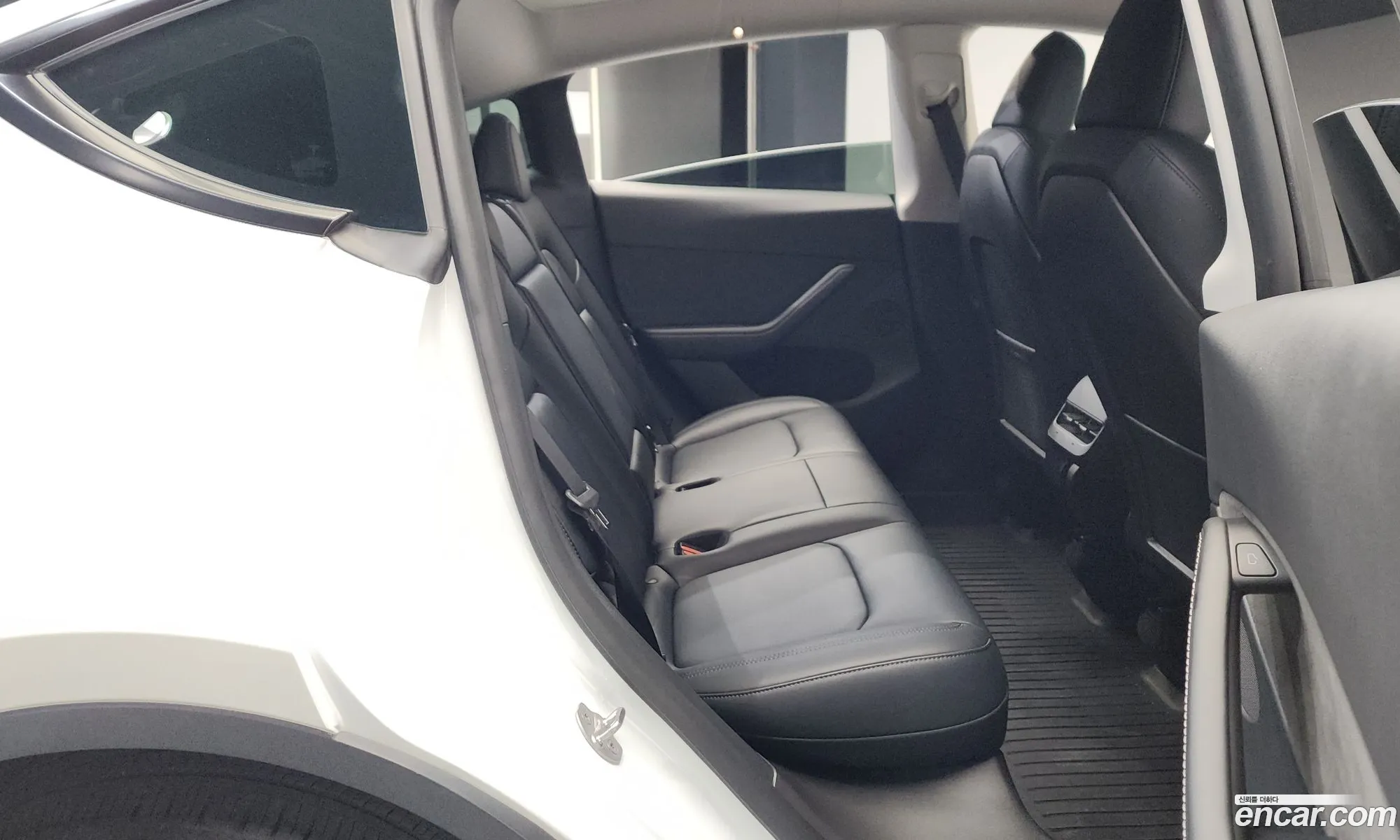 Tesla Model Y 2024 LRWYGCFS1RC424918 — 23