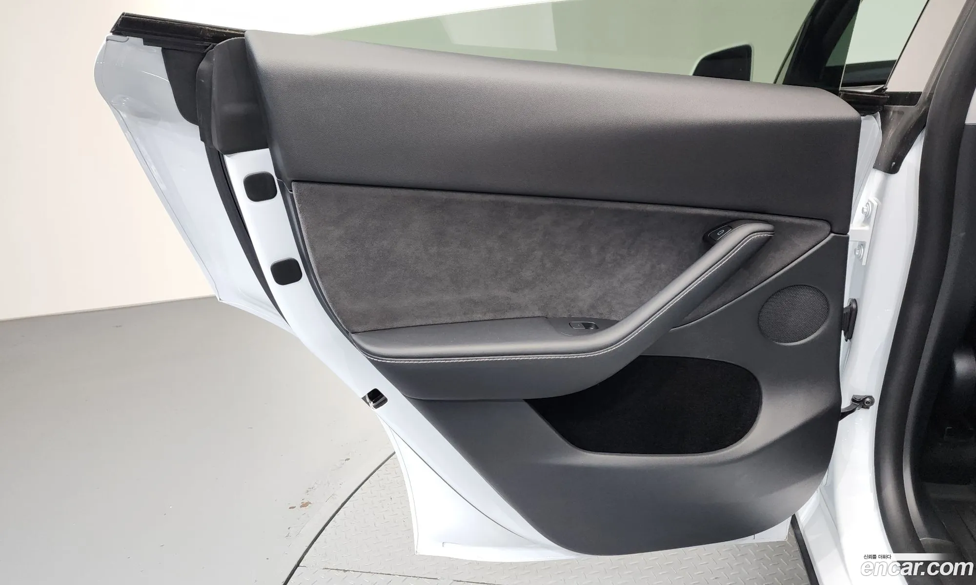 Tesla Model Y 2024 LRWYGCFS1RC424918 — 11