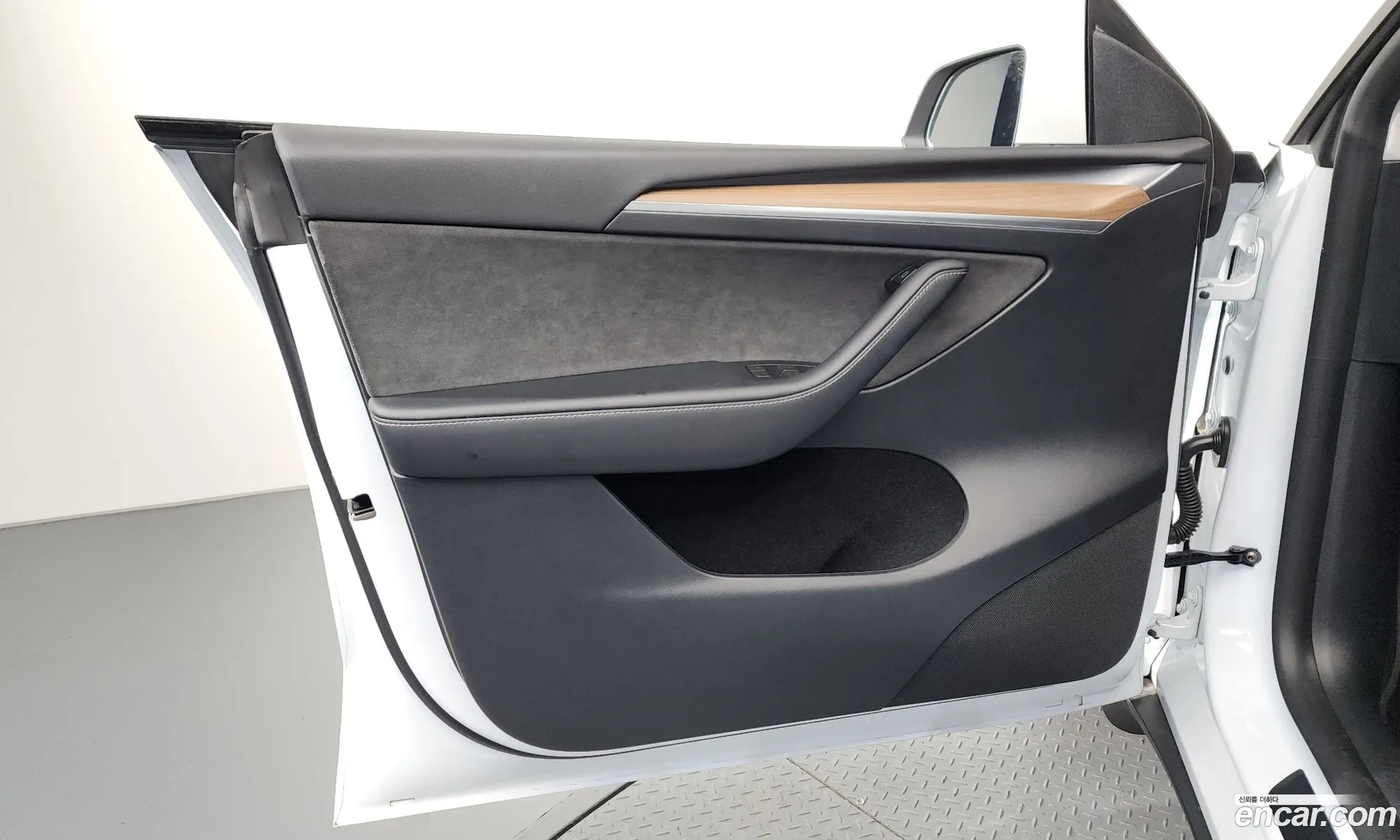 Tesla Model Y 2024 LRWYGCFS1RC424918 — 36