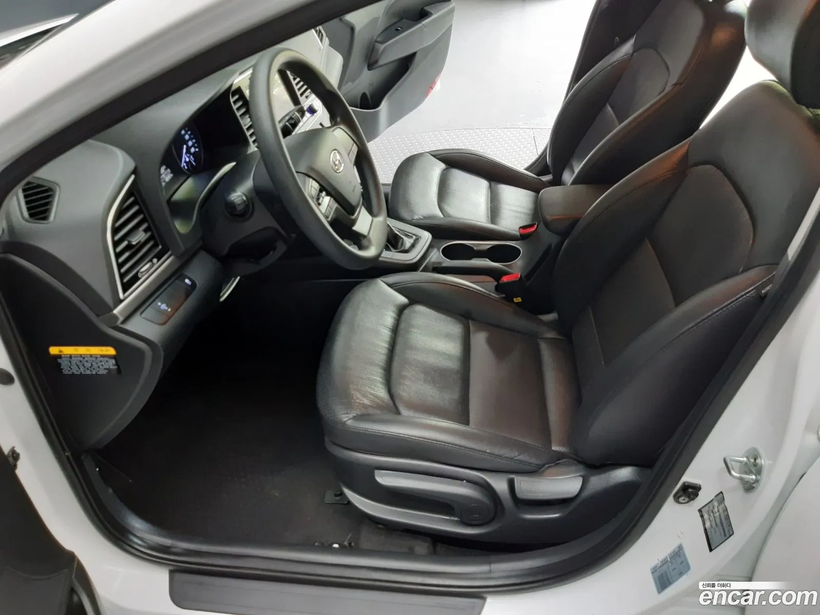 Hyundai Elantra AD 2016 — 15