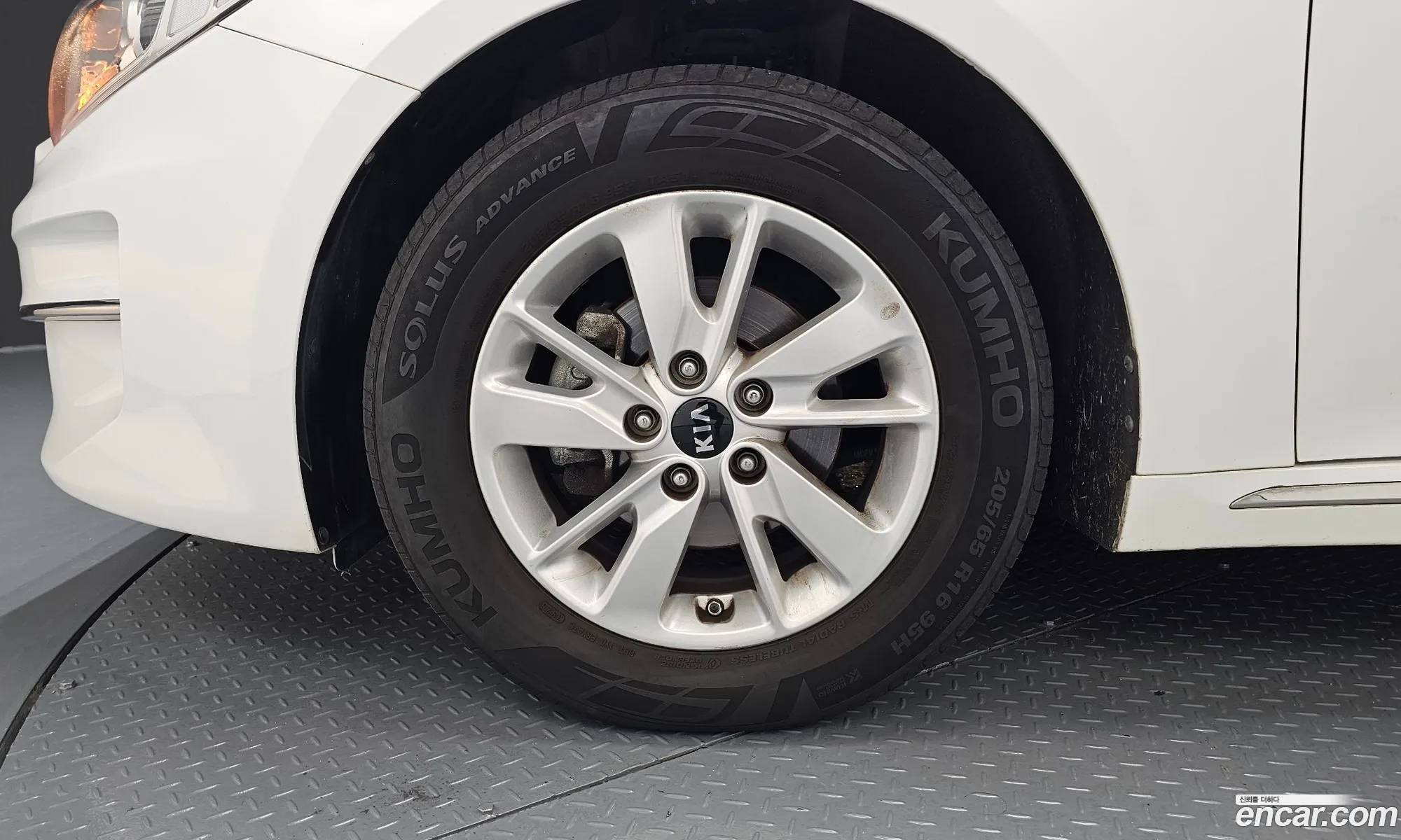 Kia K5 2017 KNAGT416BHA171336 — 10