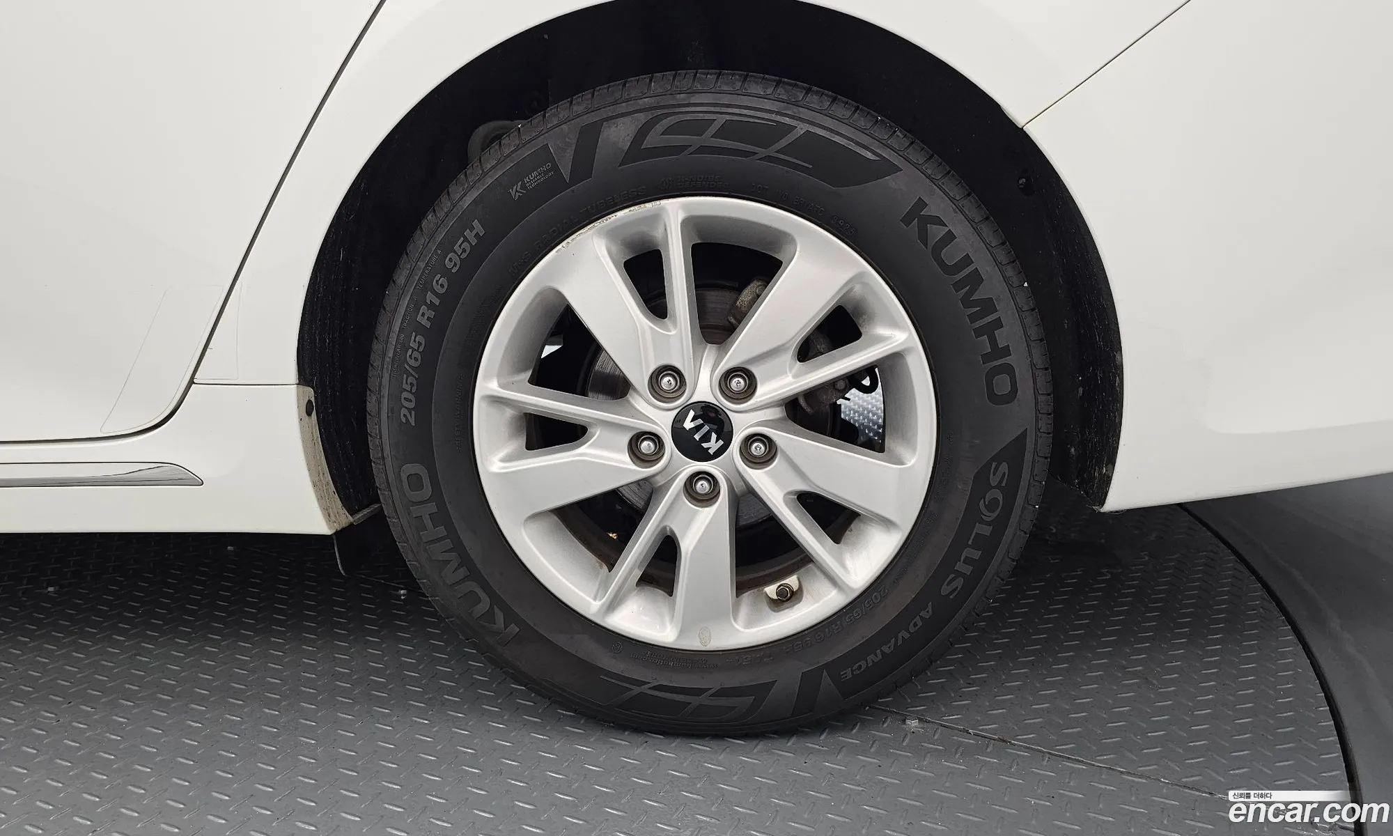 Kia K5 2017 KNAGT416BHA171336 — 8