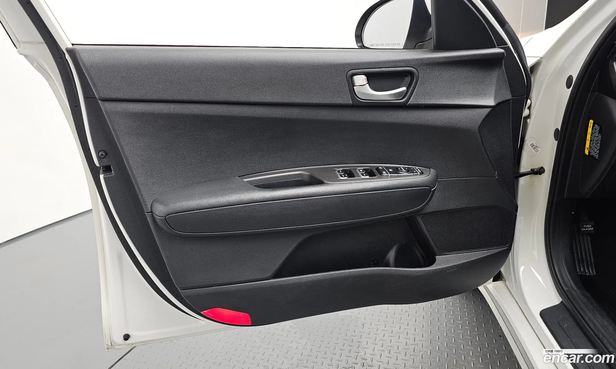 Kia K5 2017 KNAGT416BHA171336 — 30