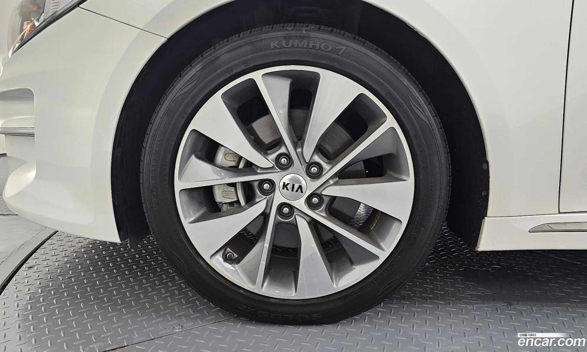 Kia K5 2016 KNAGW411BHA136830 — 4