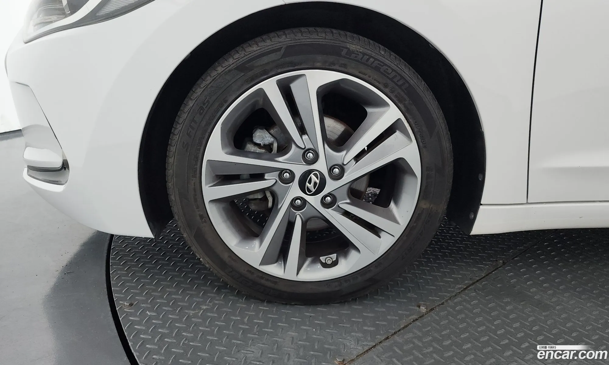 Hyundai Elantra AD 2018 — 28