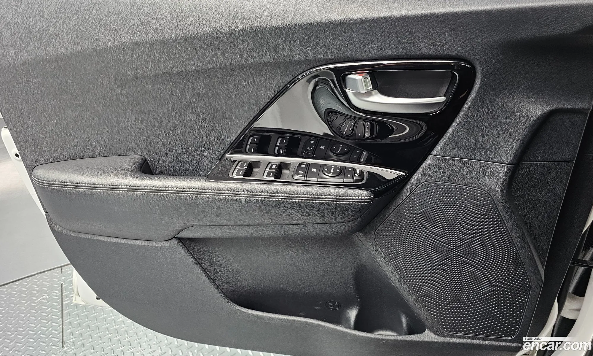 Kia Niro 2020 KNACB81CGLA379600 — 2