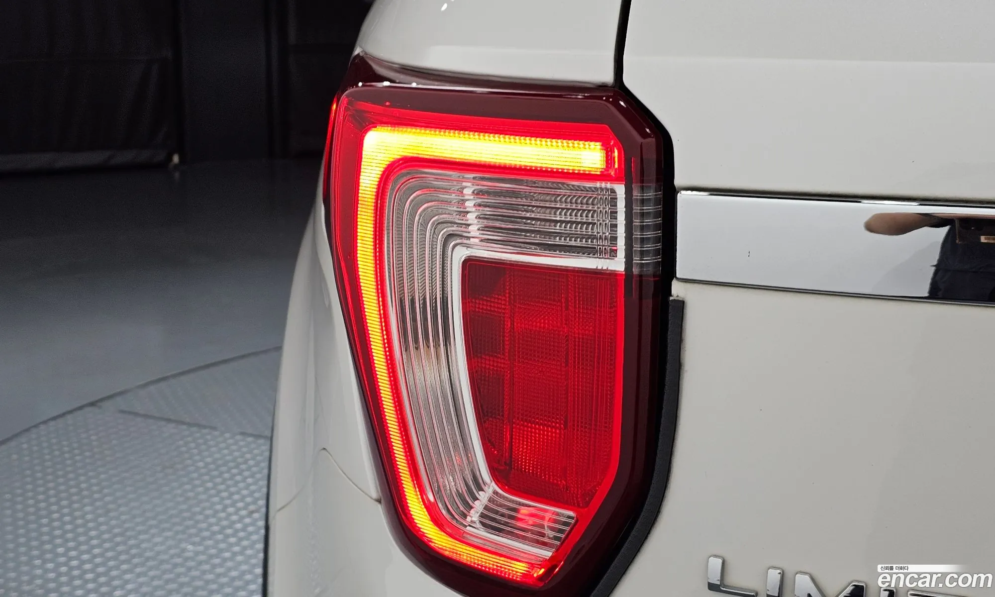 Ford Explorer 2018 1FM5K8FH1JGB23063 — 33