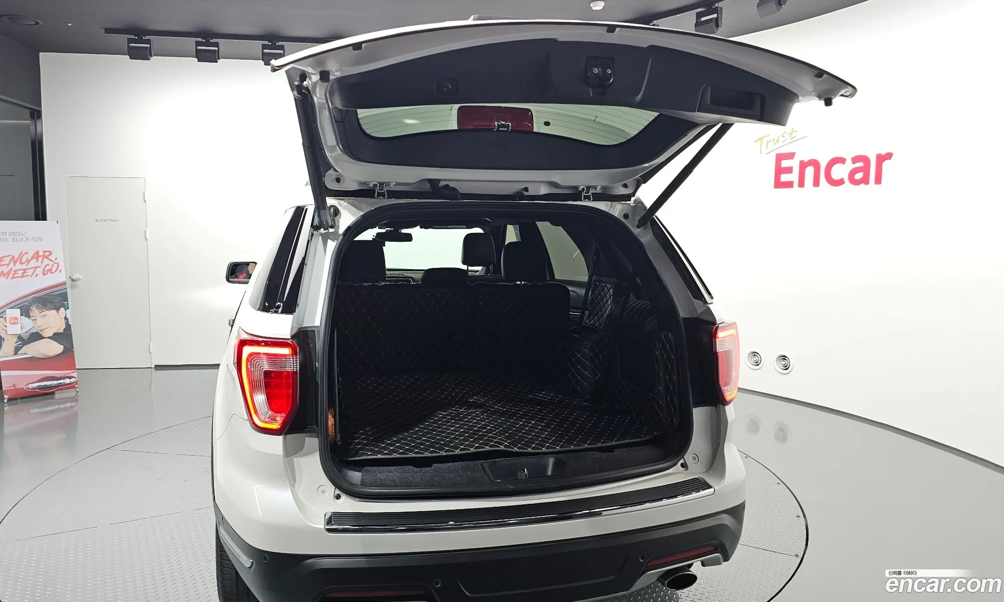 Ford Explorer 2018 1FM5K8FH1JGB23063 — 12