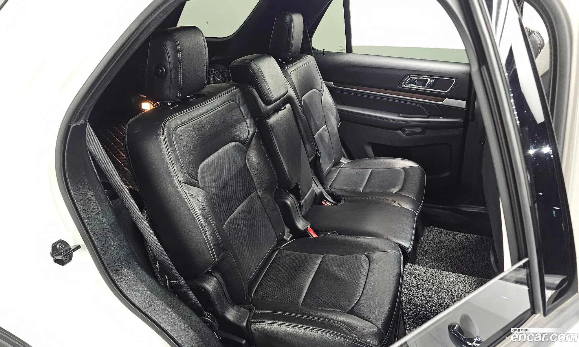 Ford Explorer 2018 1FM5K8FH1JGB23063 — 26