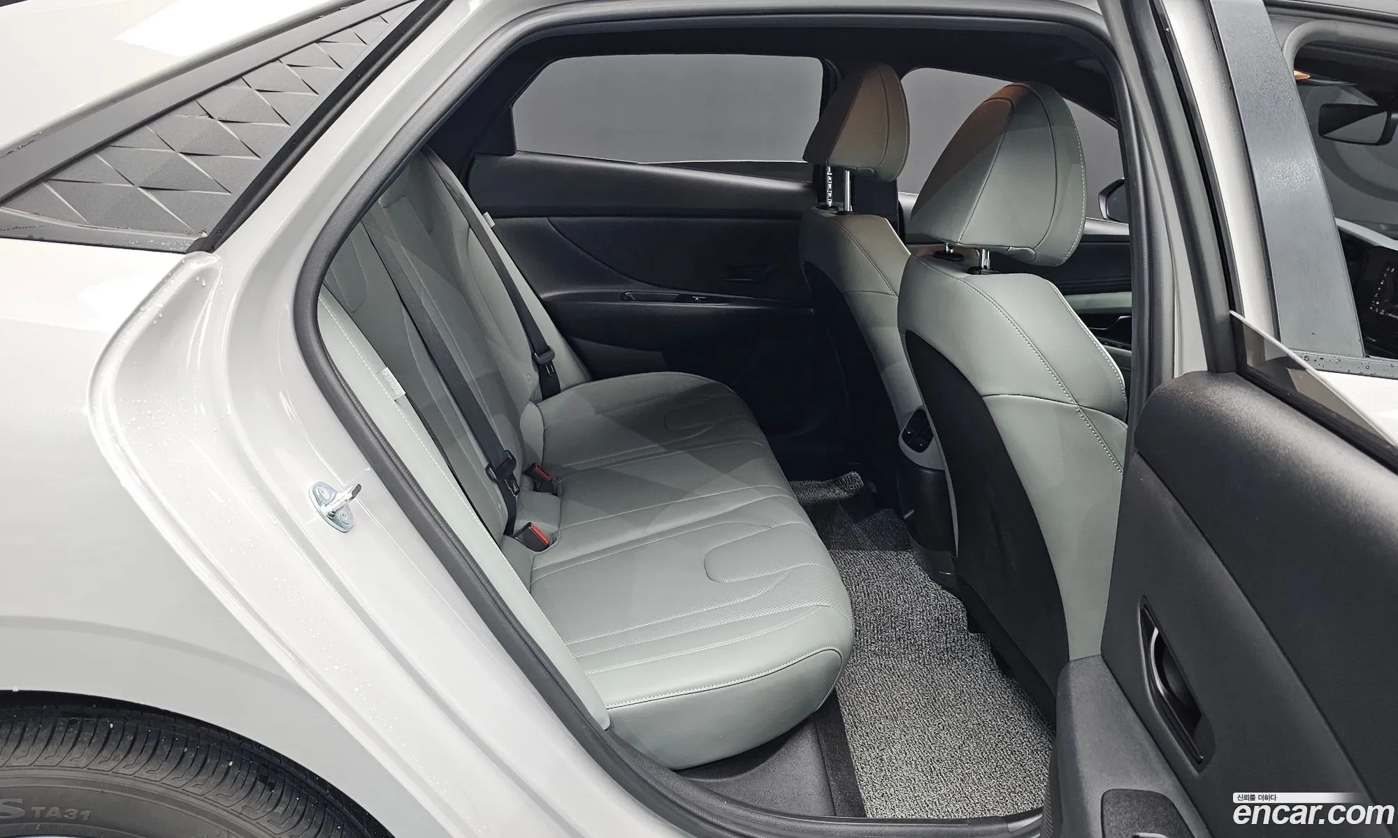Hyundai Elantra 2025 — 8