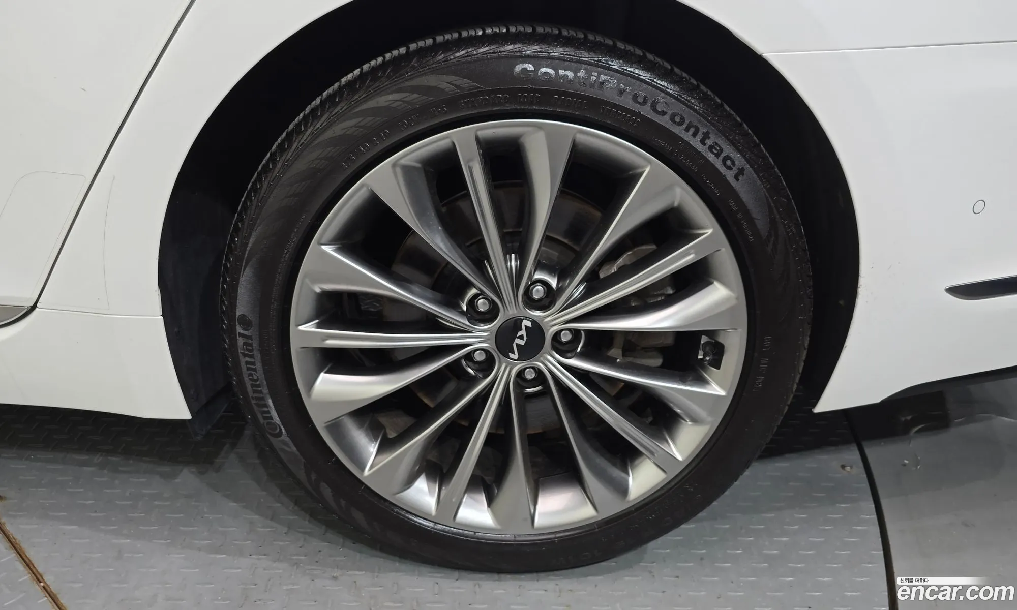 Kia K9 2022 KNAS3418DNS040352 — 40