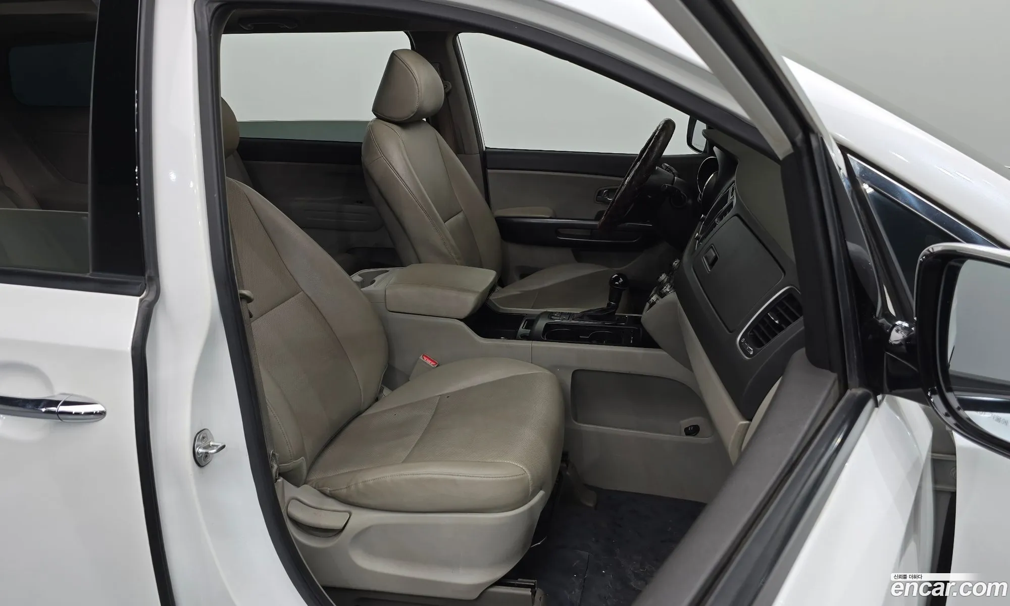 Kia Carnival 2016 KNAMB81ABGS238197 — 2
