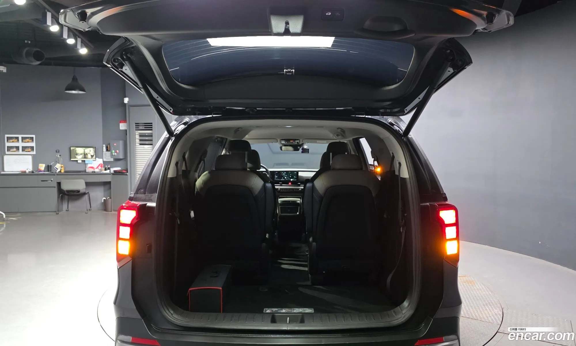Kia Carnival 2024 KNANC81BBSS483041 — 3