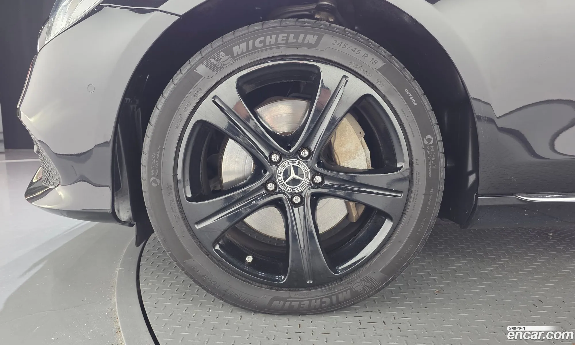 Mercedes-Benz E-Class W213 2019 WDDZF4KB3KA637317 — 3