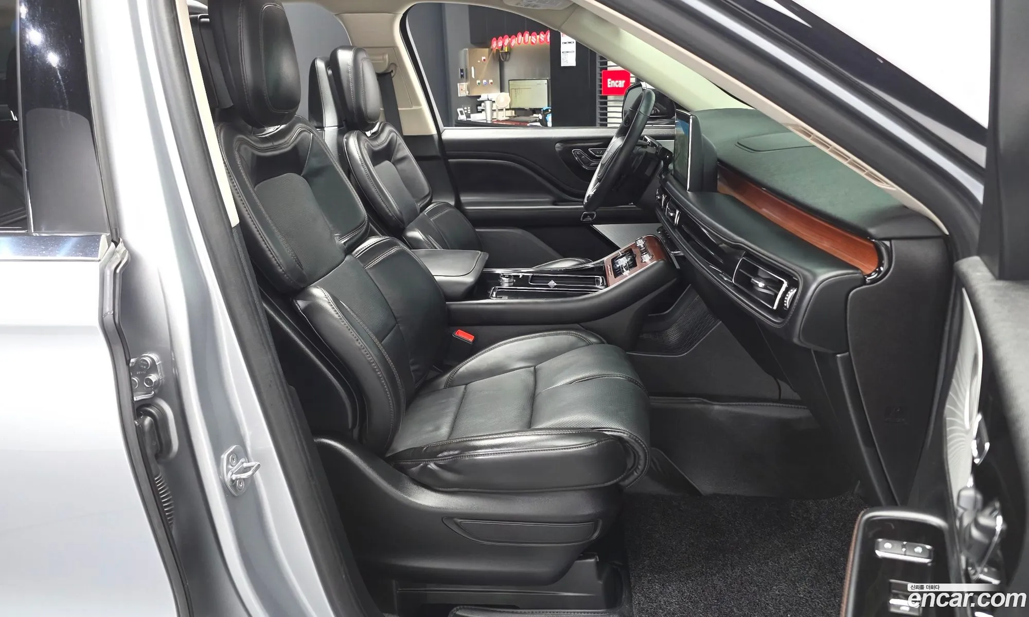 Lincoln Aviator 2020 5LM5J7XC4LGL34032 — 18