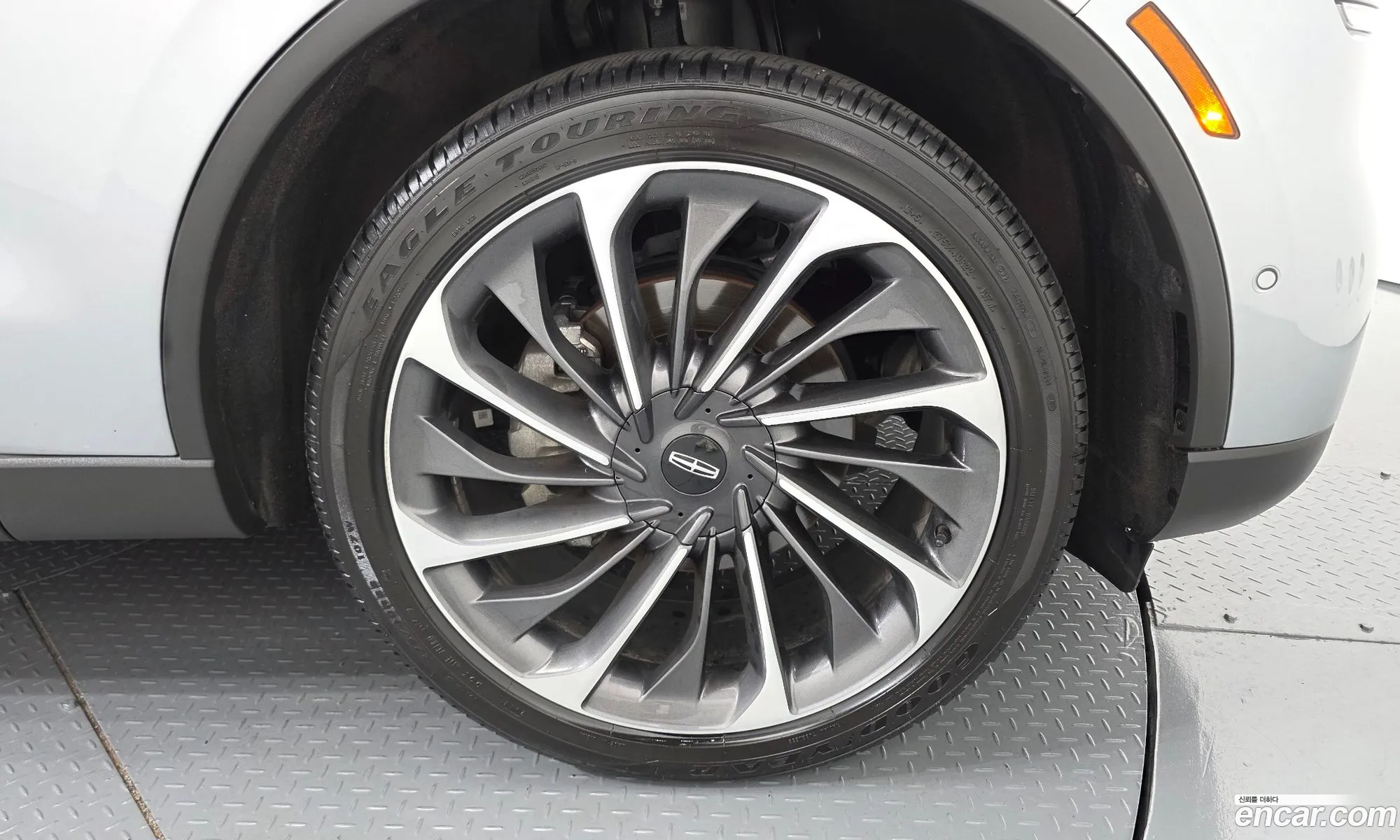 Lincoln Aviator 2020 5LM5J7XC4LGL34032 — 13