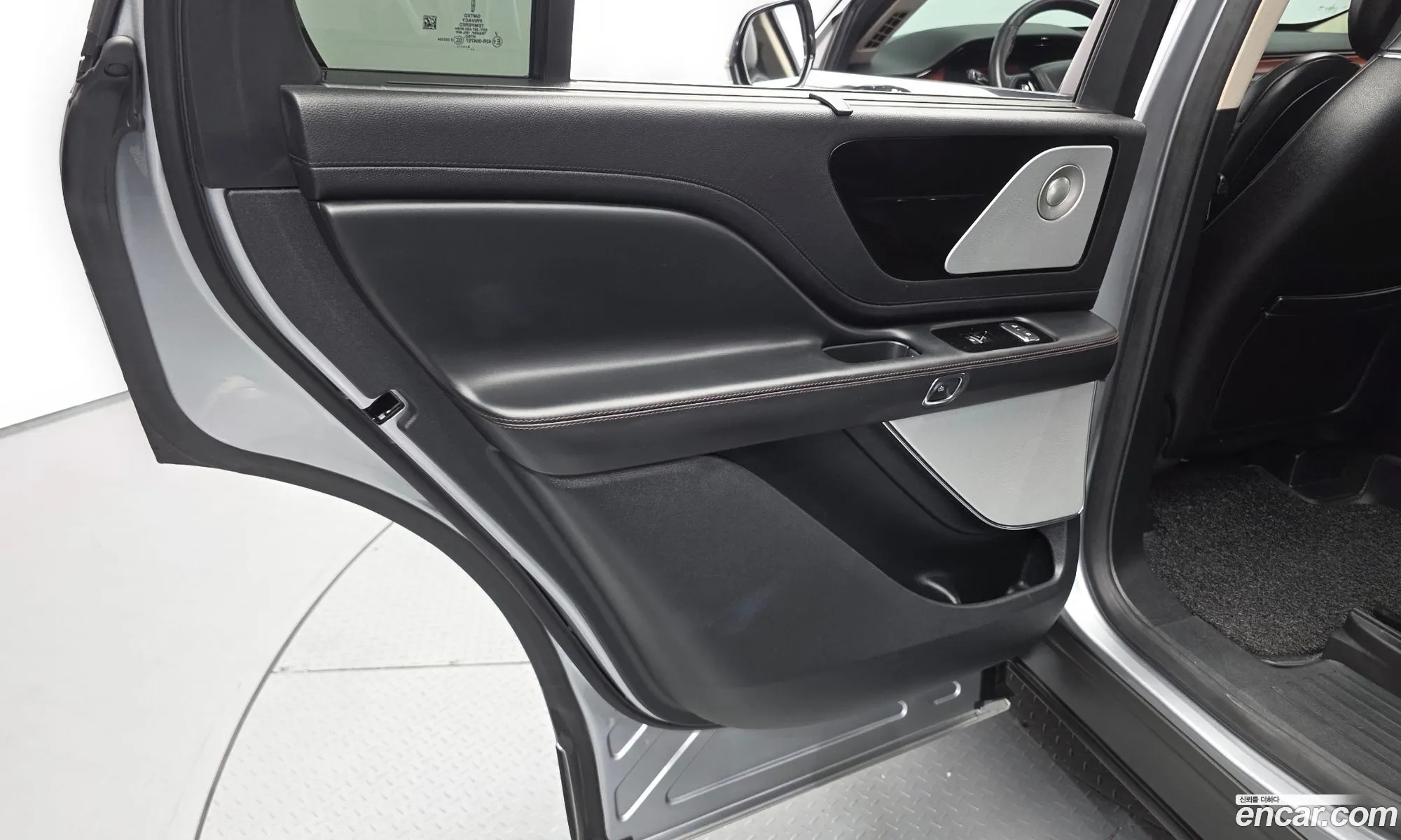 Lincoln Aviator 2020 5LM5J7XC4LGL34032 — 23