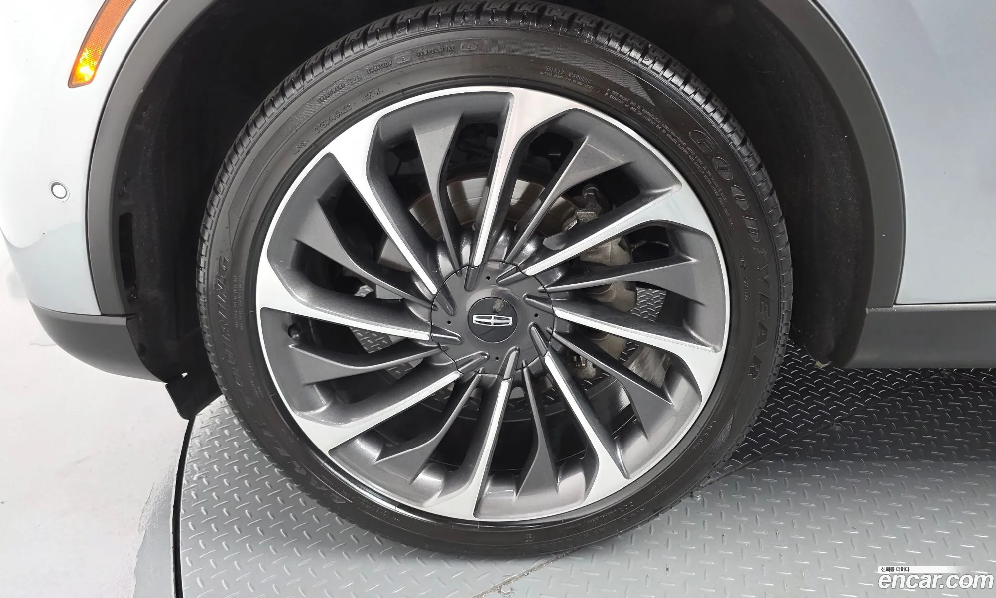 Lincoln Aviator 2020 5LM5J7XC4LGL34032 — 11