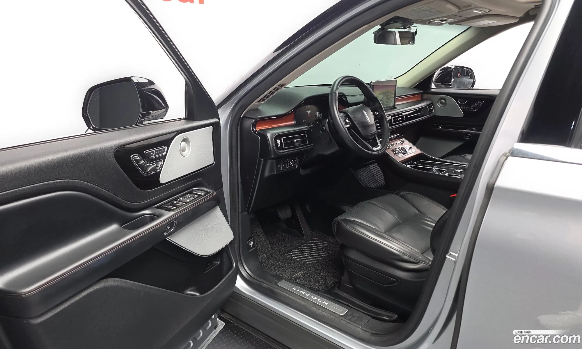 Lincoln Aviator 2020 5LM5J7XC4LGL34032 — 29
