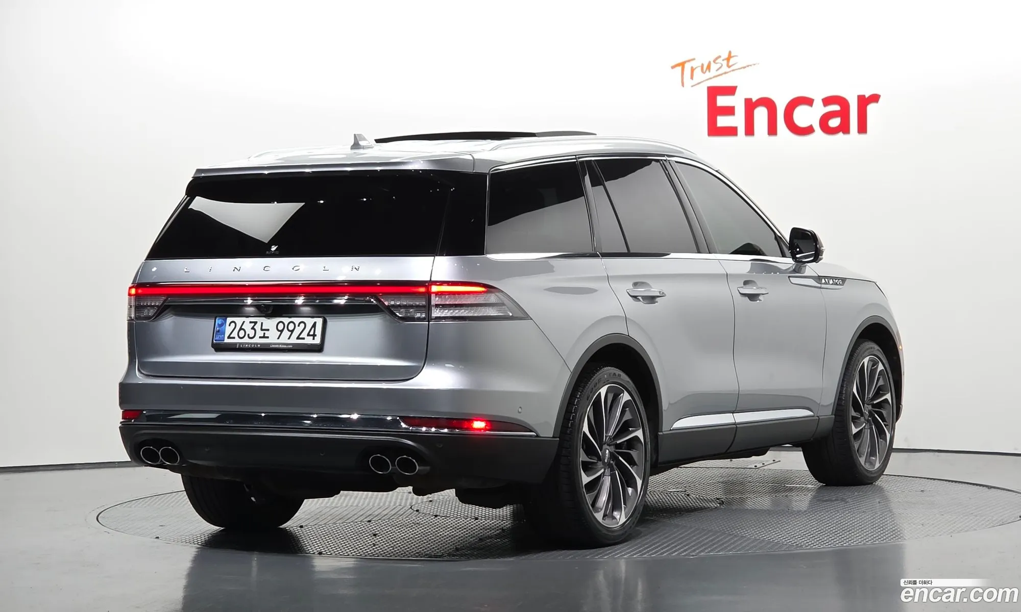 Lincoln Aviator 2020 5LM5J7XC4LGL34032 — 30