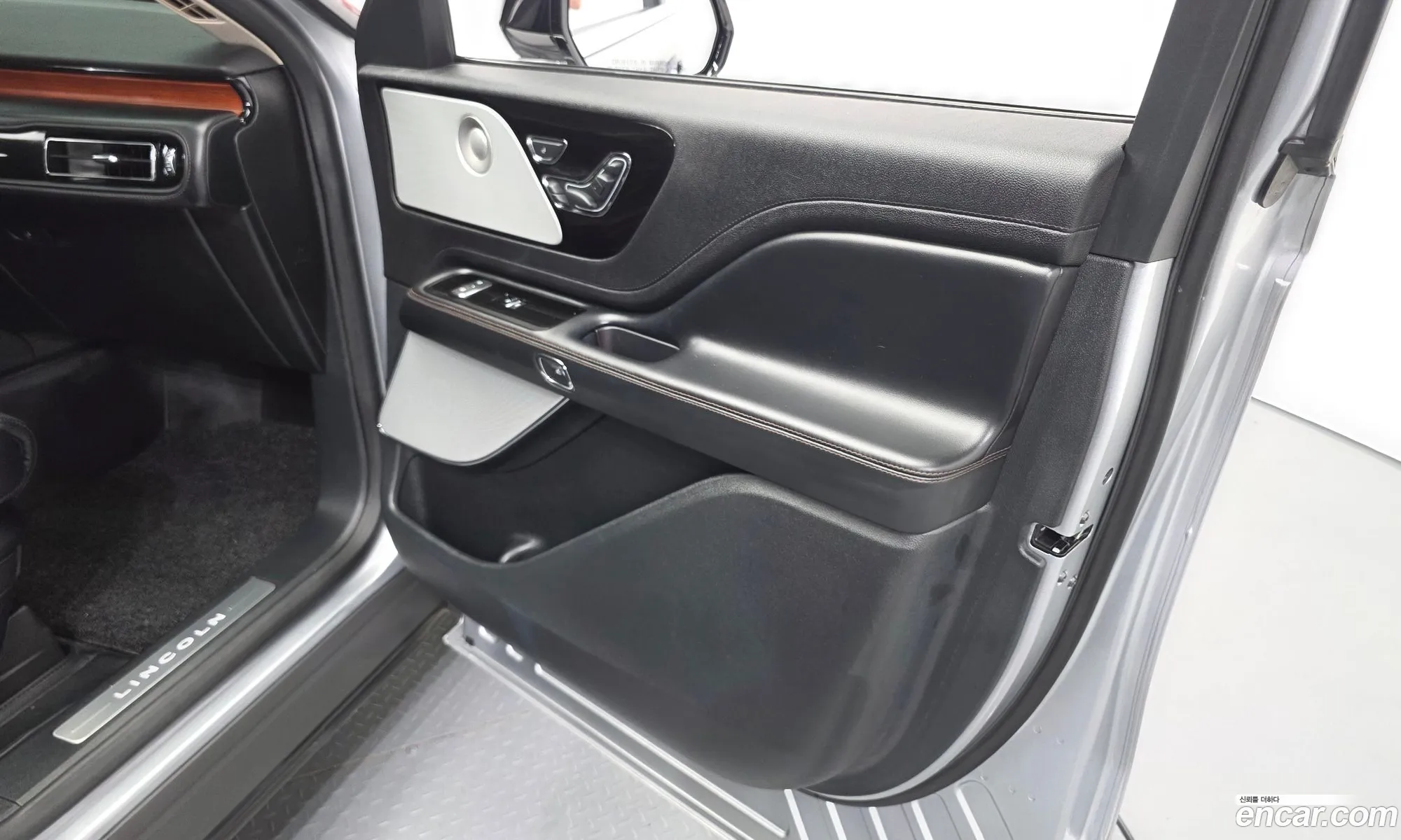 Lincoln Aviator 2020 5LM5J7XC4LGL34032 — 10