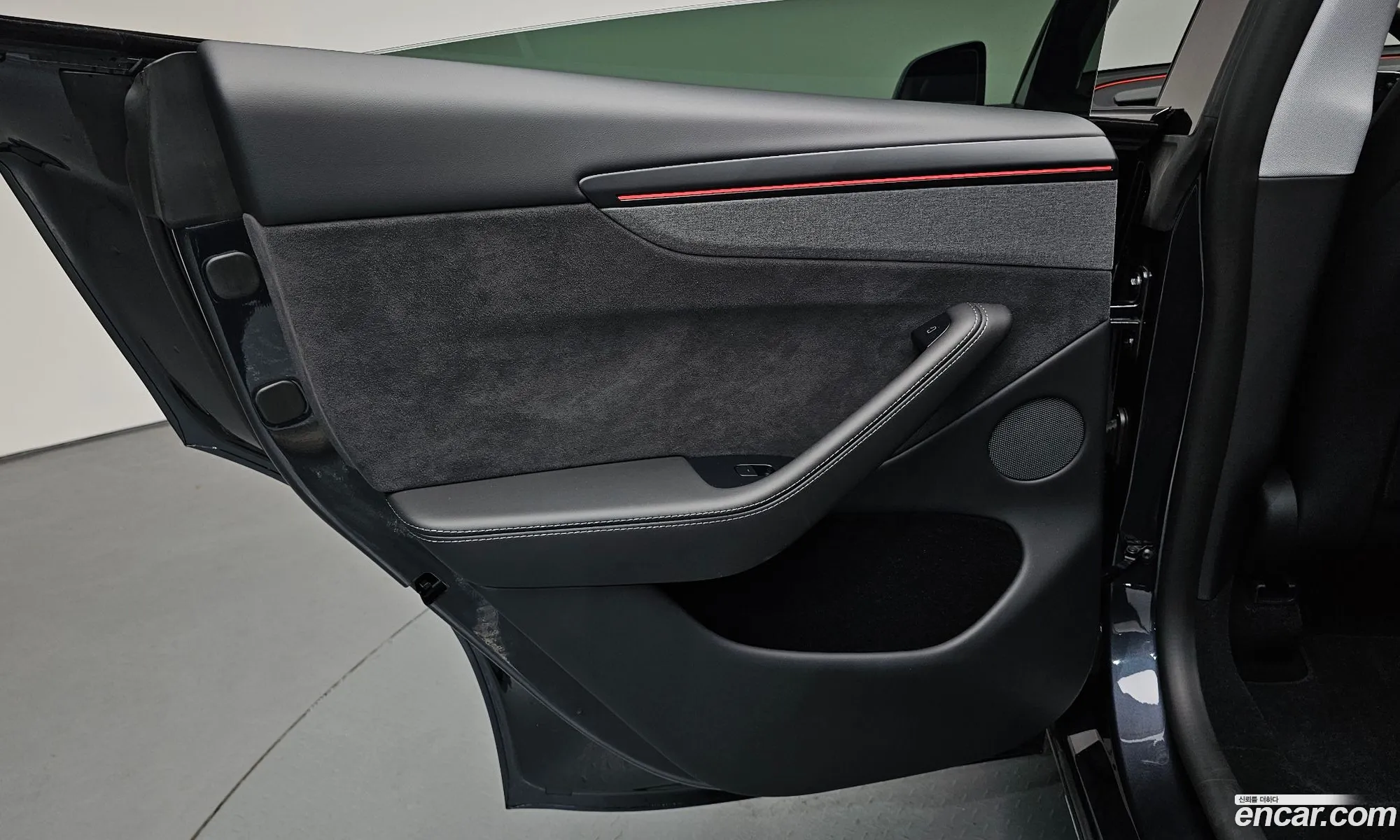 Tesla Model Y 2025 LRWYGCEK7SC077750 — 12