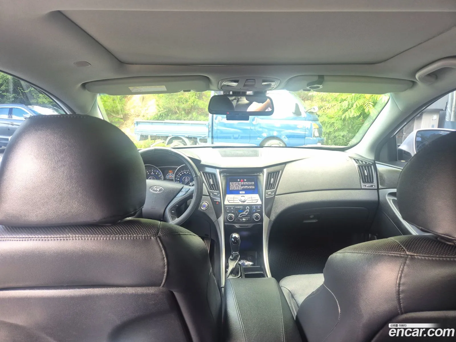 Hyundai YF Sonata 2011 — 12