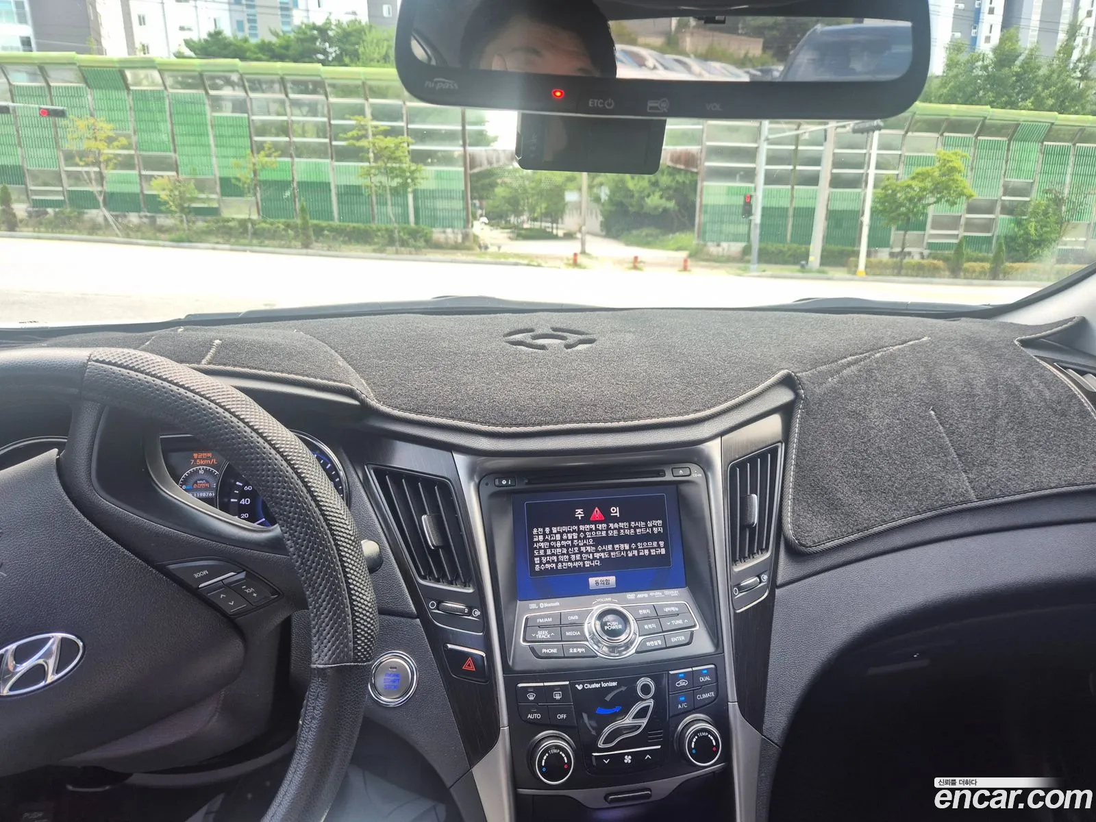 Hyundai YF Sonata 2011 — 16