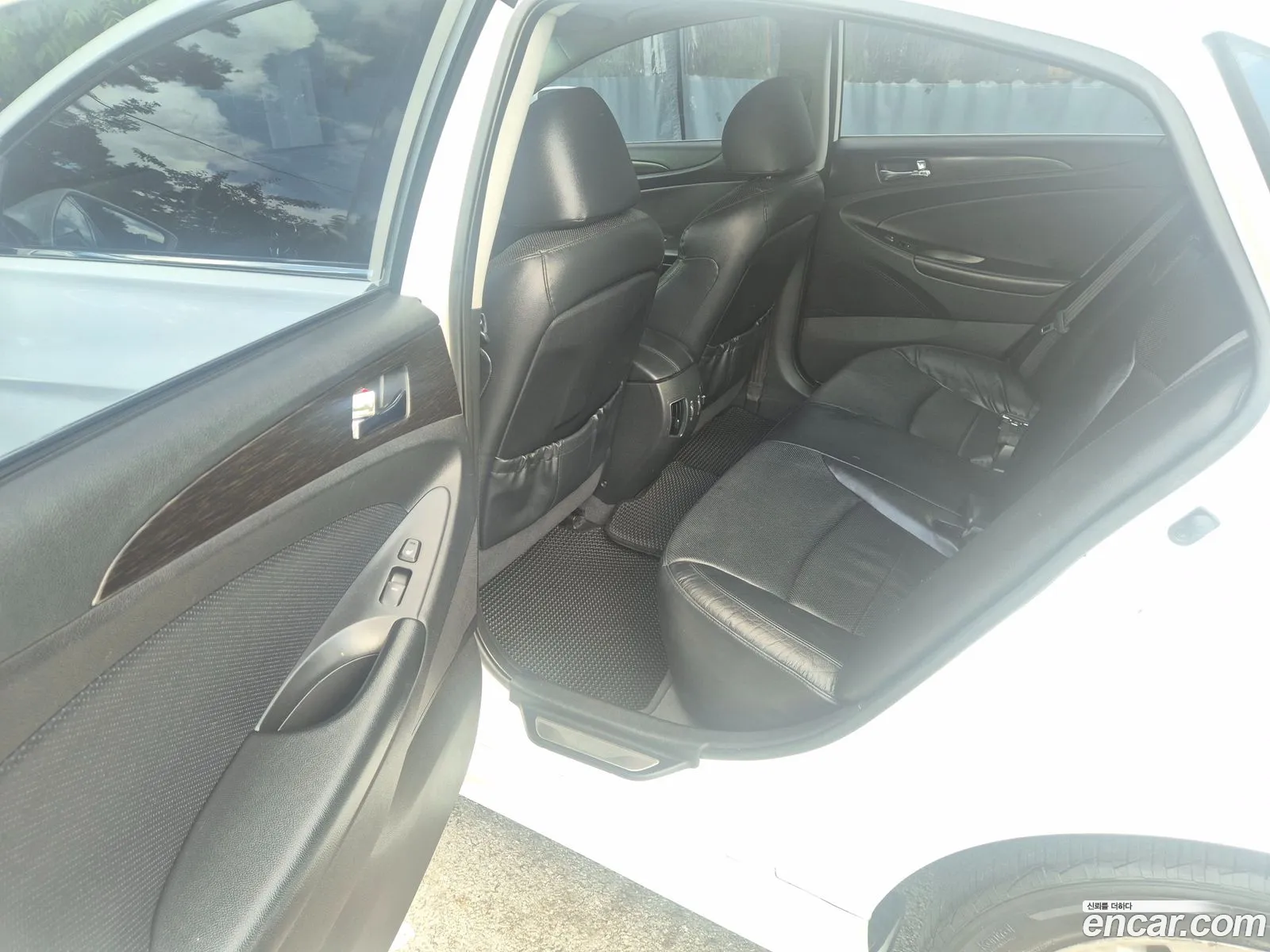 Hyundai YF Sonata 2011 — 11