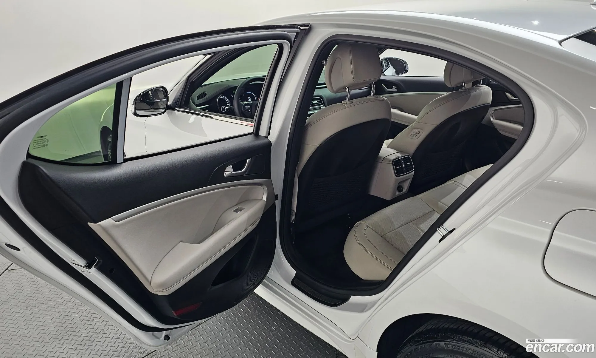 Genesis G70 2022 KMTG341ABNU097395 — 26