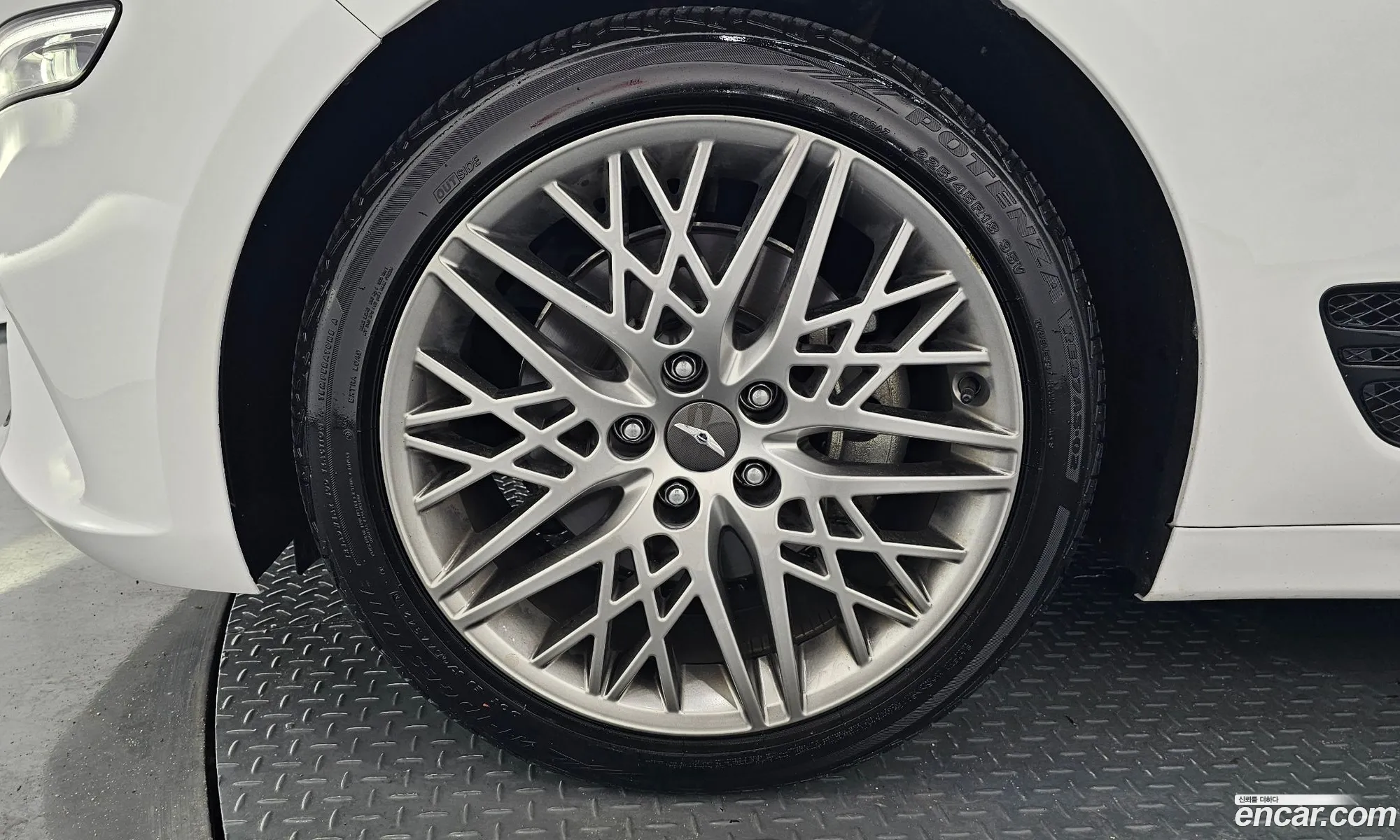 Genesis G70 2022 KMTG341ABNU097395 — 17
