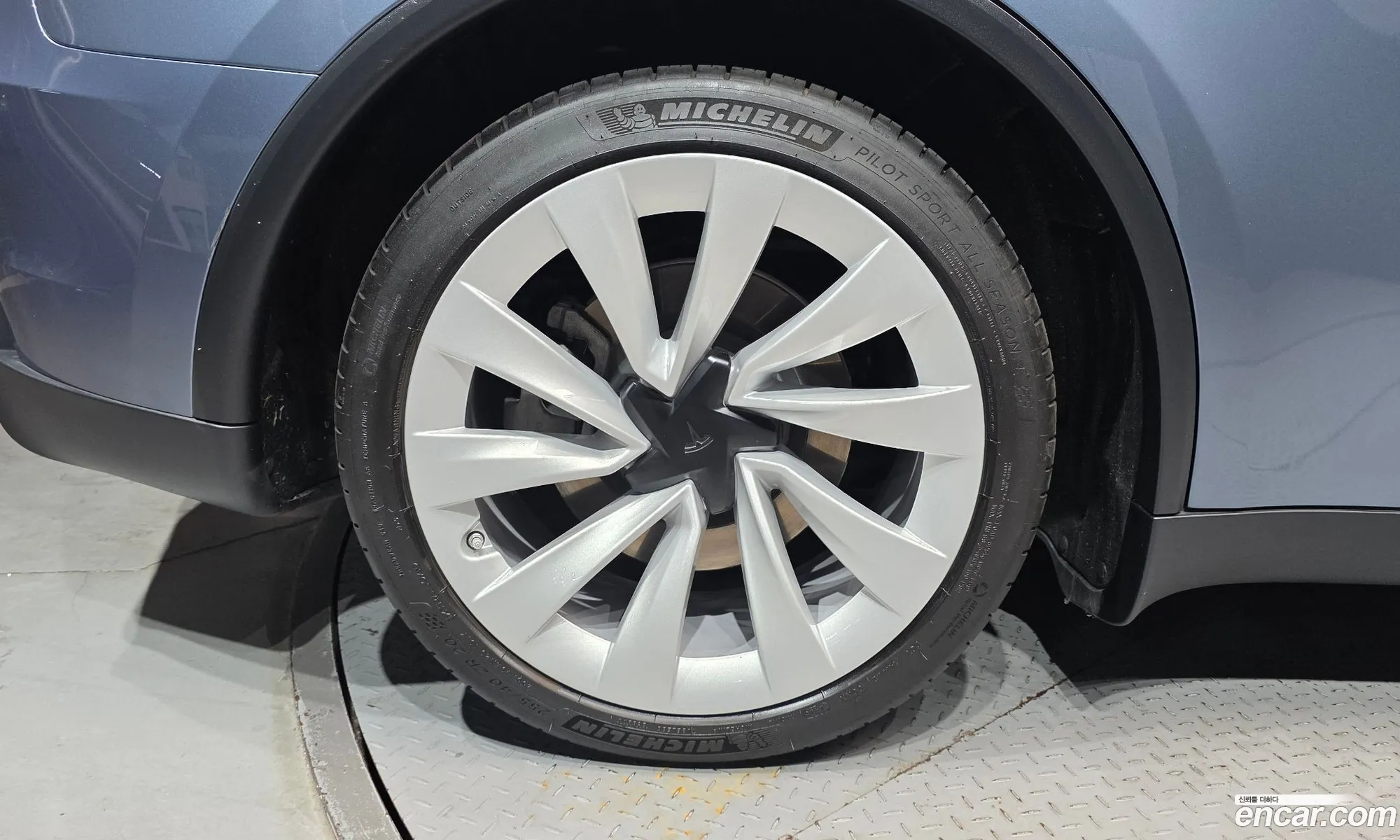 Tesla Model Y 2025 LRWYGCEK1SC055579 — 8